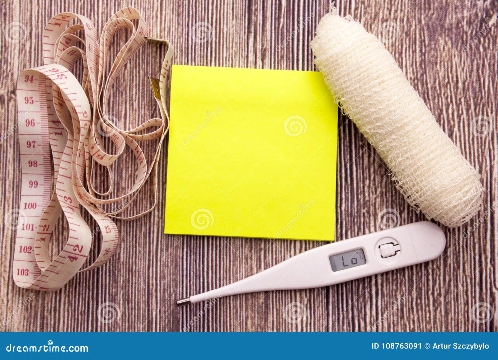 Symboles De Coeur Et Note Collante Jaune Vide Sur Le Fond En Bois Conceptuel Copiez L