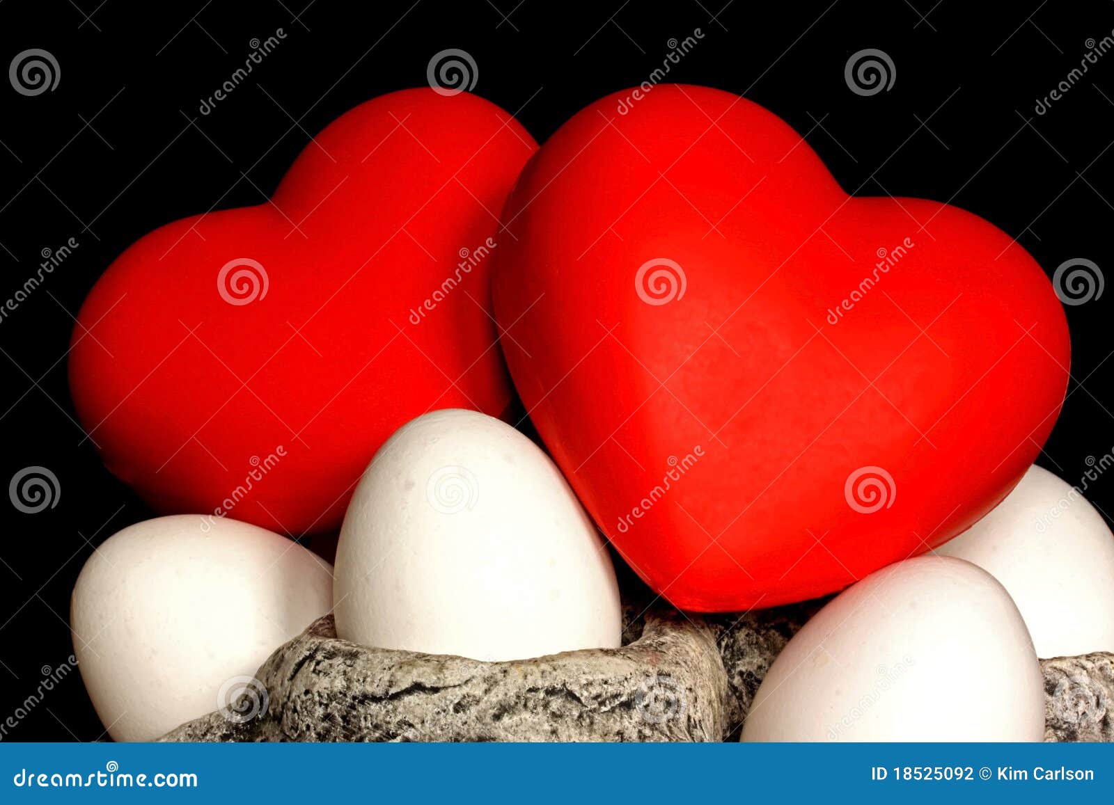 Symboles voor liefde en het leven. De harten zijn symboles voor liefde, de eieren voor het begin van het leven.