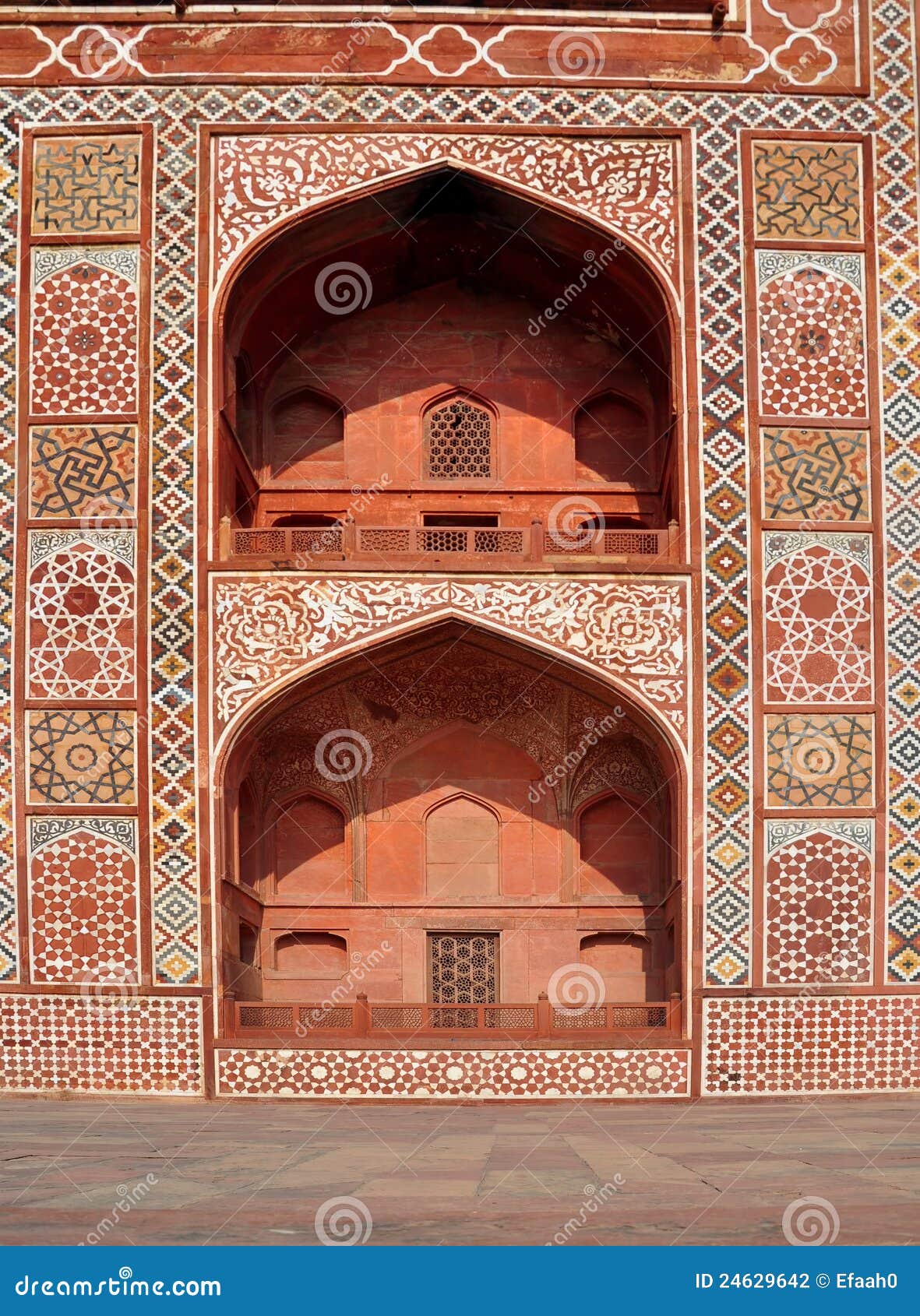 Symmetrische Bogen bij het Graf van Akbar, Agra. Het graf van Mughal Keizer Akbar is één van de vele Architecturale hoogtepunten Mughal die in Agra moeten worden gezien. De rijkdom en het kunstenaarstalent van ontwerp en het overvloedige gebruik van materialen zijn kenmerken van de periode.