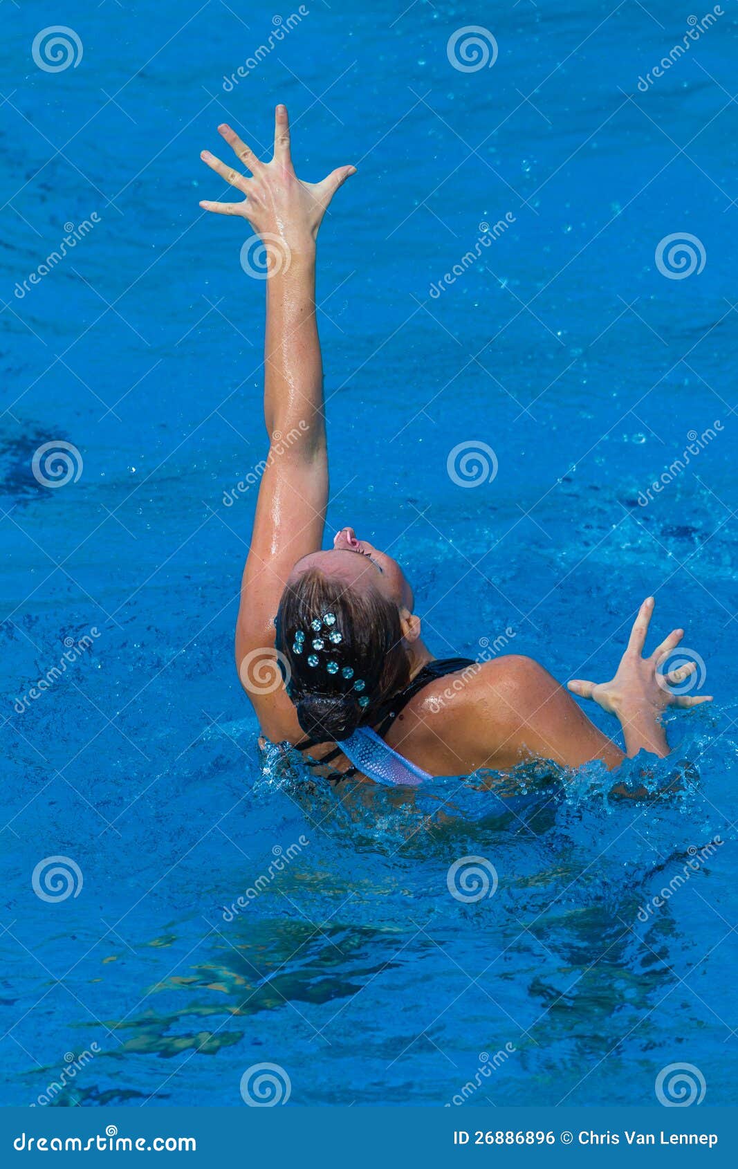 Synchronisierte Mädchen-Handhaltung. Provinzieller Zustand der synchronisierten Schwimmens nationale Wasserchampion-Könige Park Durban Südafrika. Das Fotobild, das unten auf einzelner Konkurrenz des nicht identifizierten Mädchens mit ihrem Haar schauen und die Geldstrafe bilden Sonderkommandos mit dem Kostüm, das ihr Tanzprogramm im Wasser mit ihren Handausdrücken durchführt und werfen auf.