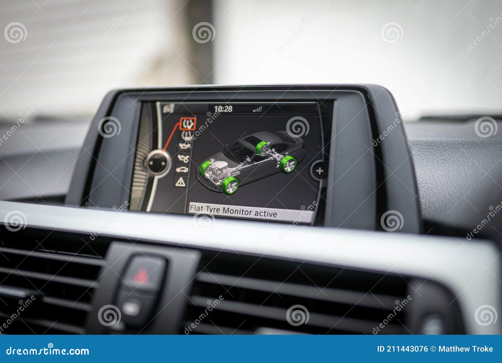 Système De Surveillance De La Pression Des Pneus De Voiture Pour Les Roues  Plates De Course Affichées Sur L'écran De Divertissemen Photo stock - Image  du moniteur, pression: 211443076