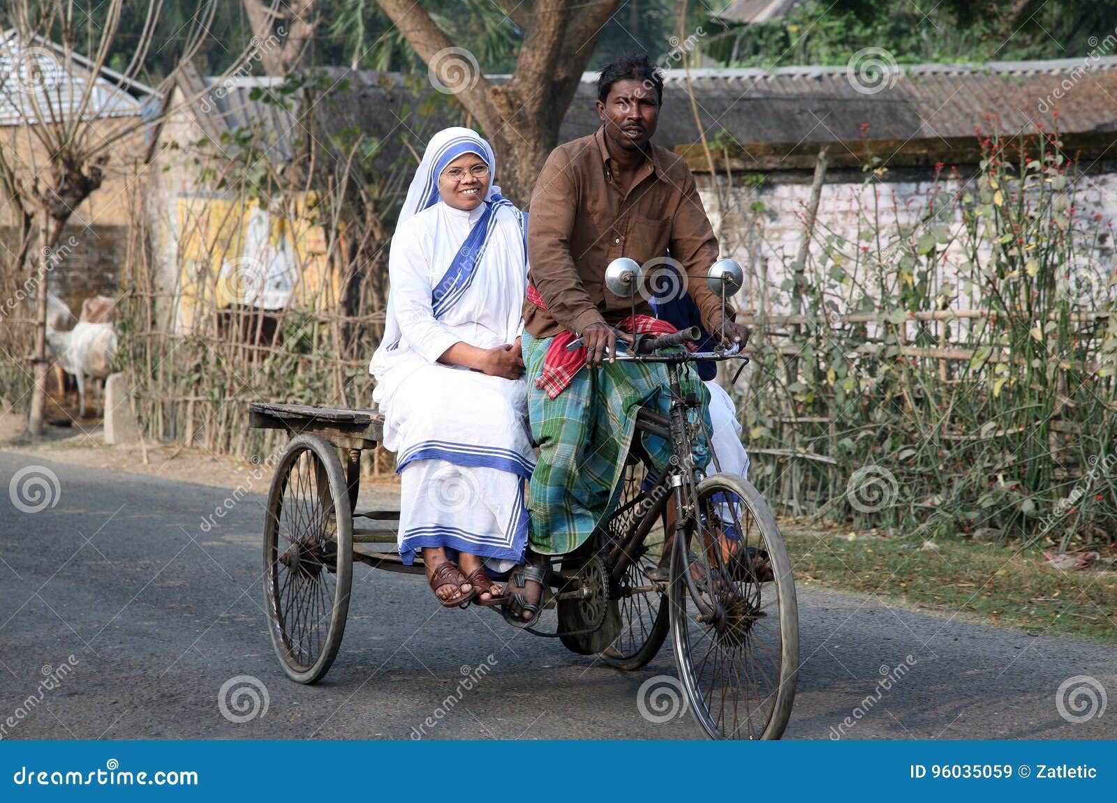 Systrar av missionärer av välgörenhet av Mother Teresa med rickshawen besöker patienter i Sundarbansen, västra Bengal,