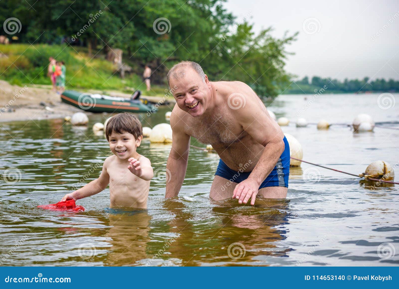 Дед купается. Дедушка купаться. Купание Деда и внучки. Внуки купаются. Внук купается.
