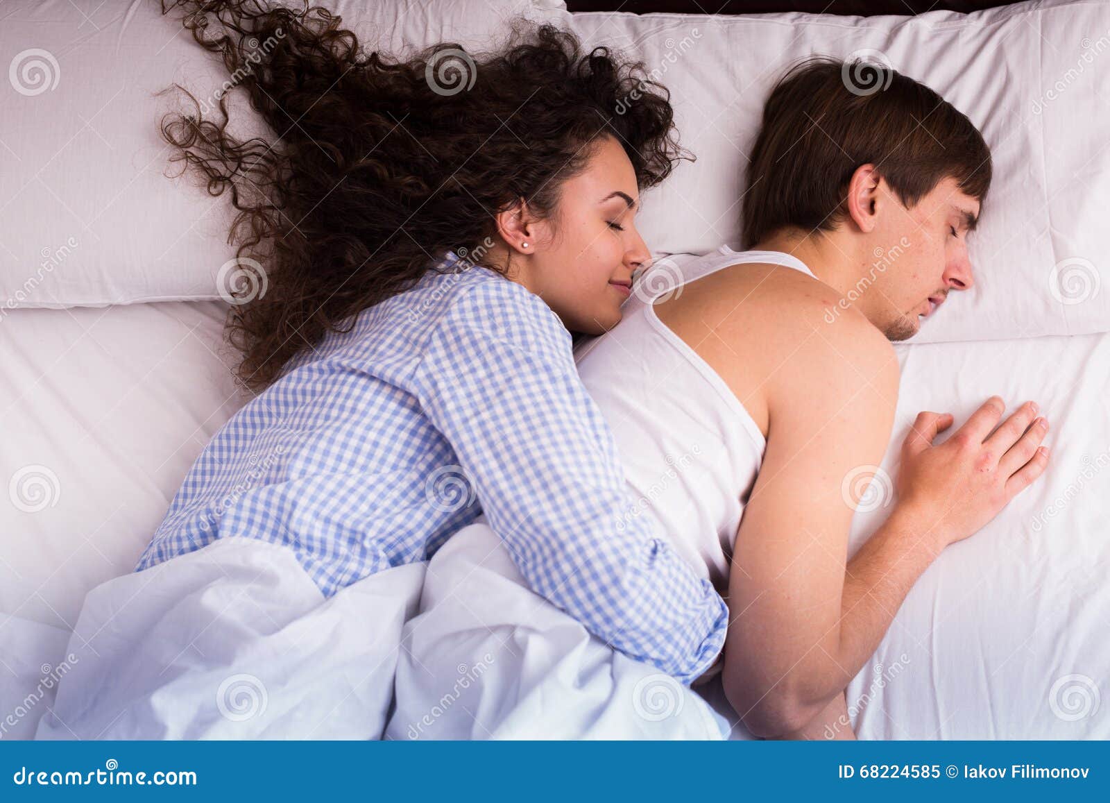 Видеть мужа в постели. Обнимает жену. Муж обнят жену в помтел. Муж обнимает свою жену в кровати. Обнять молодую жену.