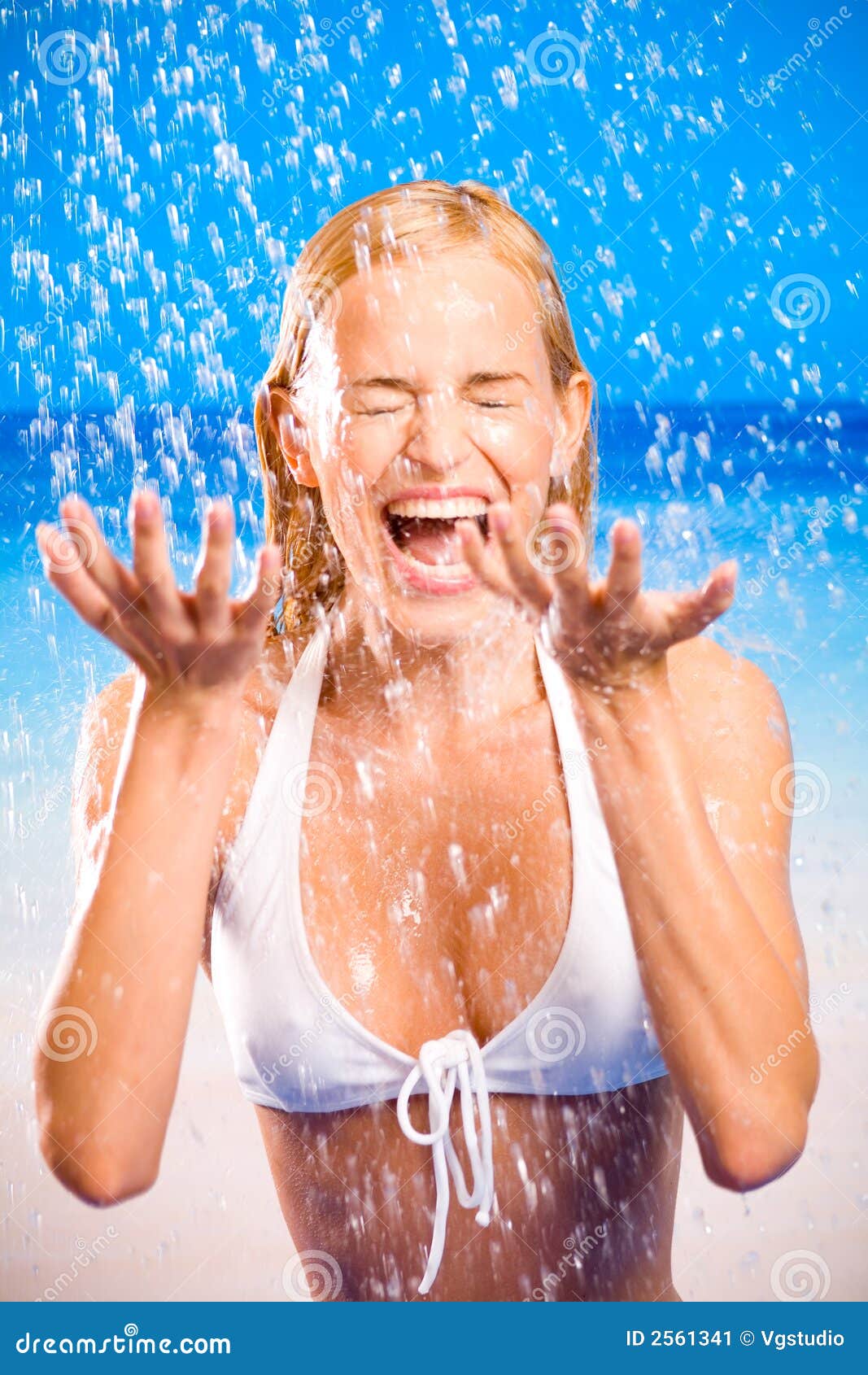 Szczęśliwa kobieta morska plażowa. Piękną plażowej bikini blond szczęśliwą podeszczowej lata prysznic morski się garbnikował młodych kobiet
