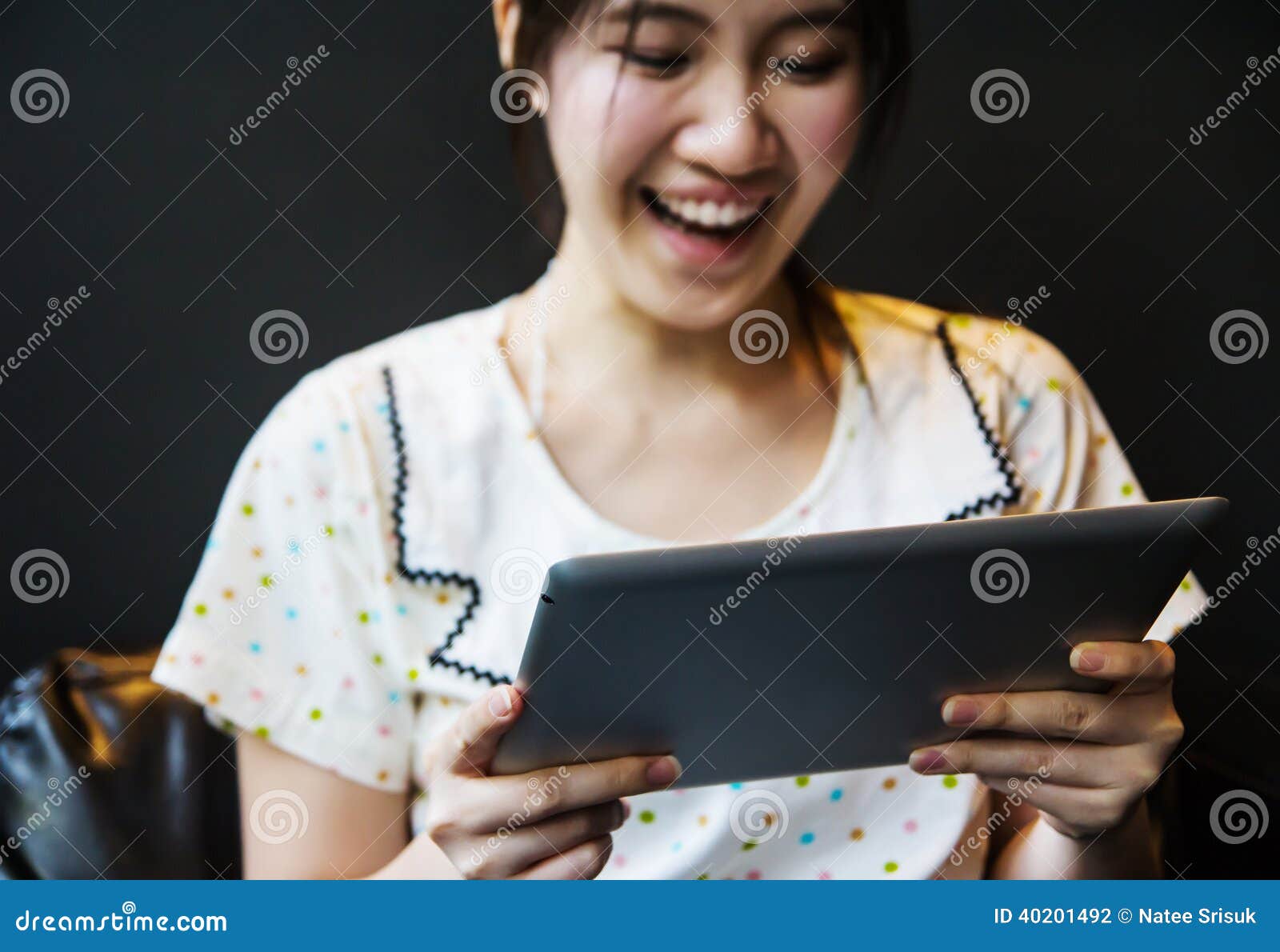 Szczęśliwa kobieta używa pastylka komputer osobistego dla projekt pracy