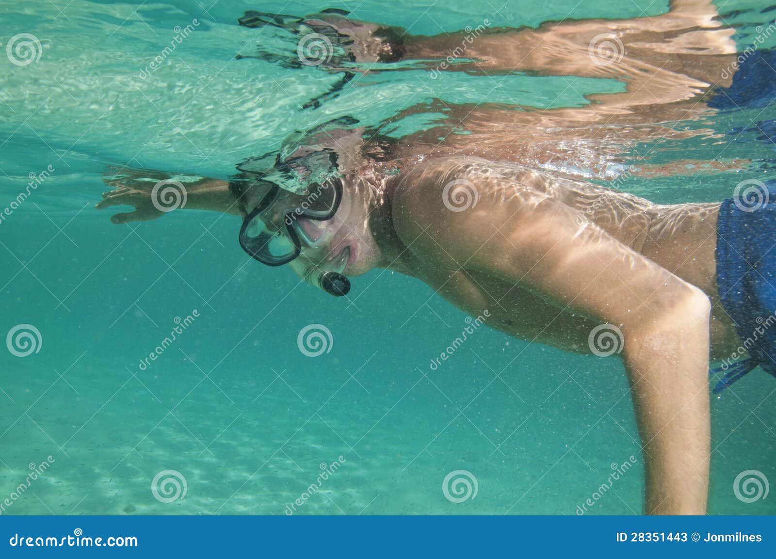 Szczęśliwy mężczyzna z snorkel maską w oceanie. Mężczyzna w oceanu dopłynięciu z maską dalej