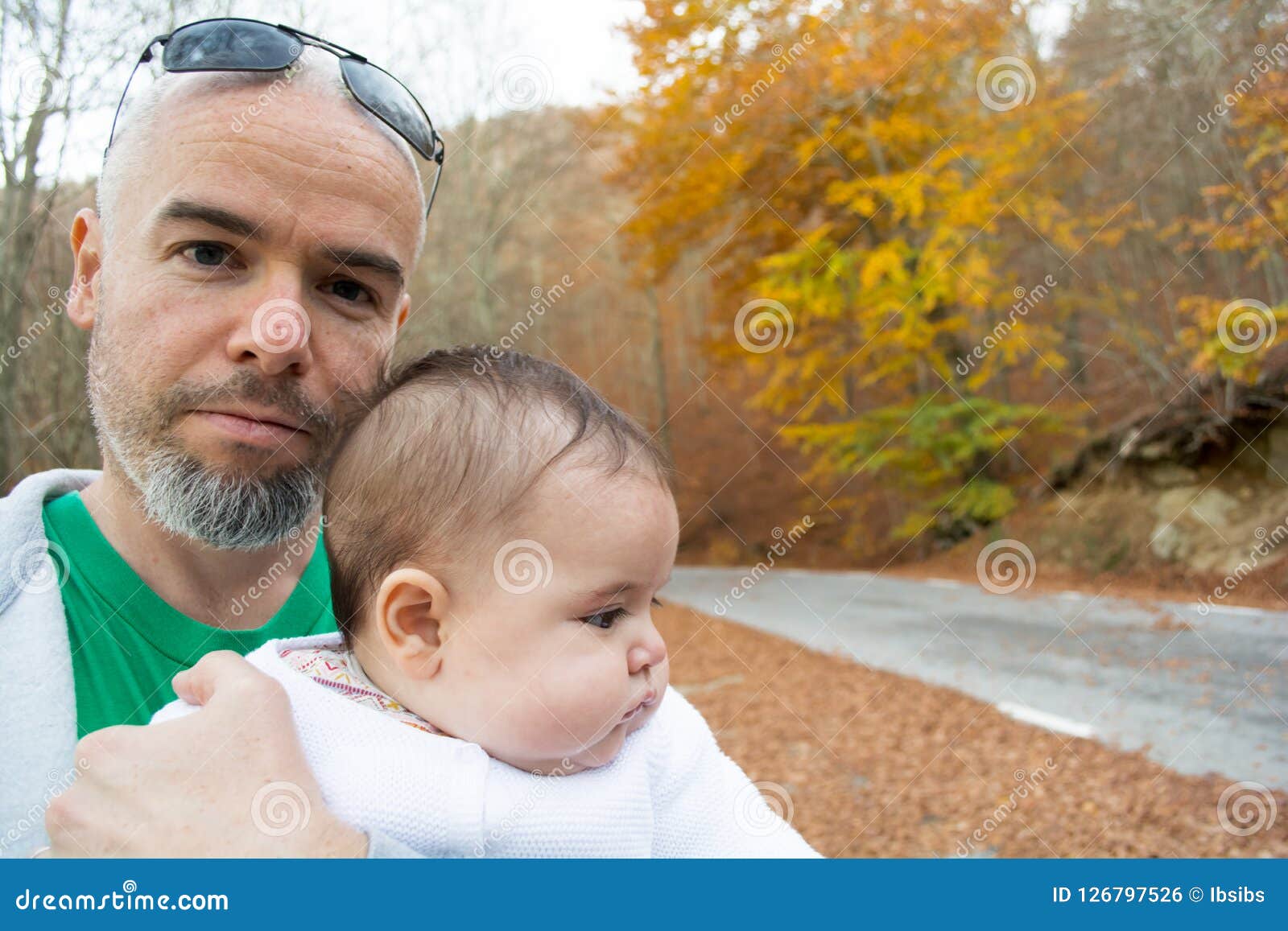 Szczęśliwy ojciec z jego dzieckiem podczas sezonu jesiennego. Rodzinny portret przy Montseny w Catalonia, Hiszpania