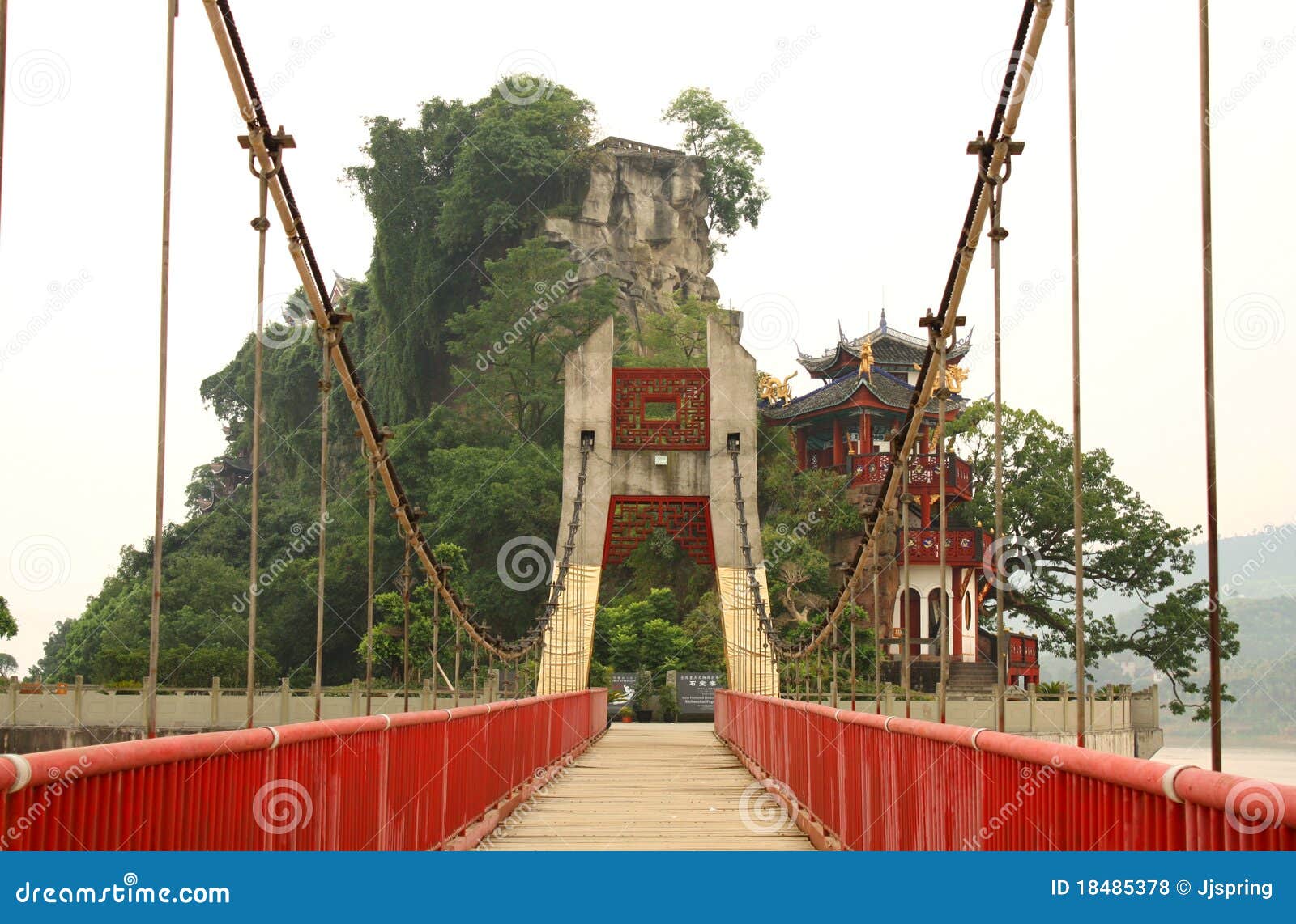 Szenische Brücke und China-Tempel. Landwirtschaftliche Landschaft mit einer hängenden Brücke über Yangtze-Fluss und schöner Pagode auf der Insel, China