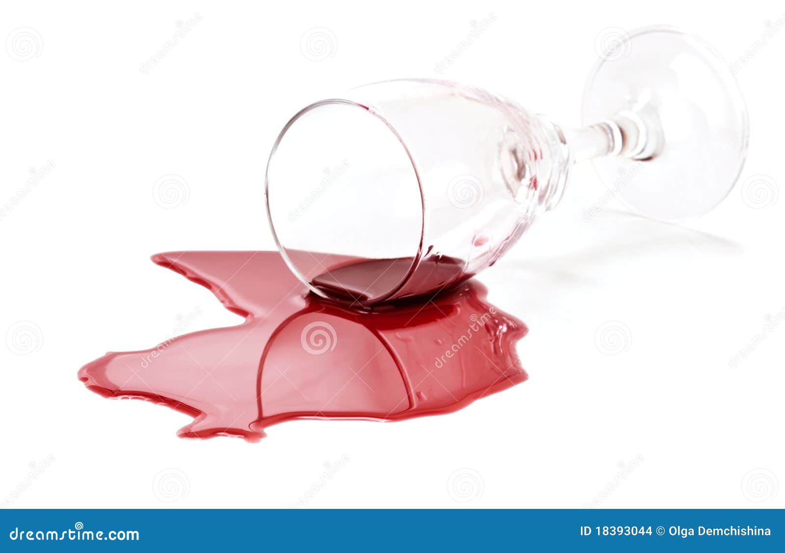 Szklana czerwień rozlewający wino. Tła szkło odizolowywający czerwień rozlewający biały wino