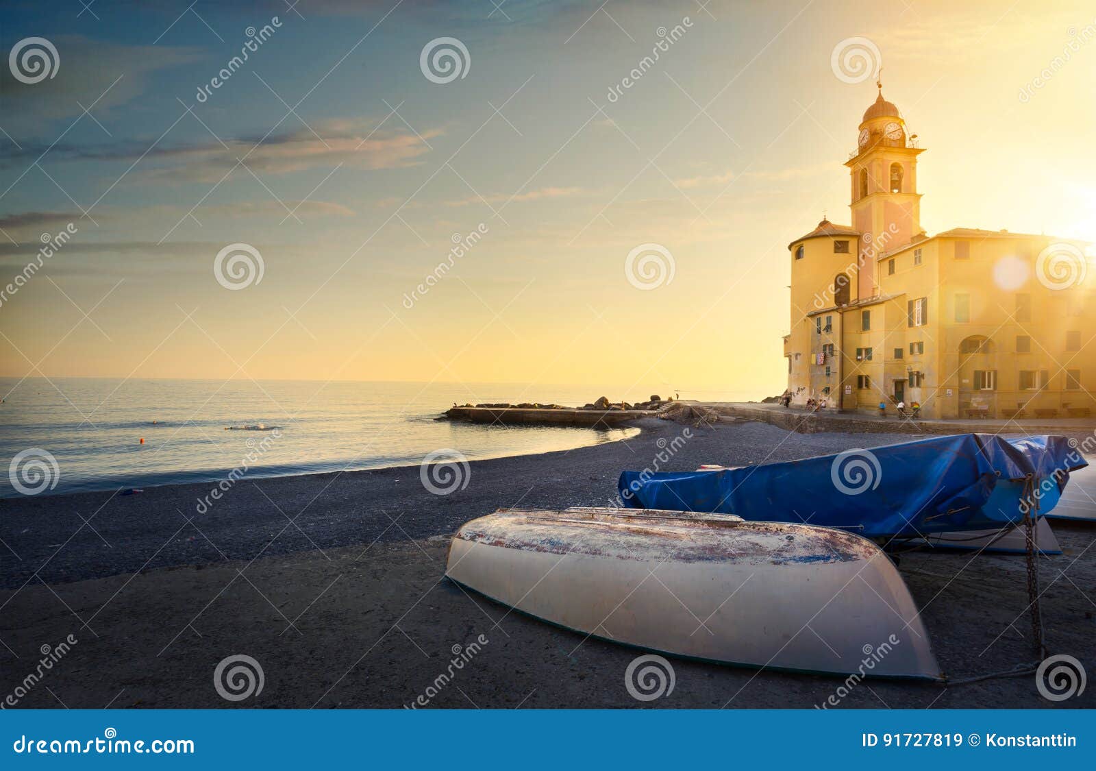 Sztuki włoszczyzny krajobraz; Wioska rybacka Włochy. Piękny włoszczyzna krajobraz; Cinque Terre wybrzeże Włochy