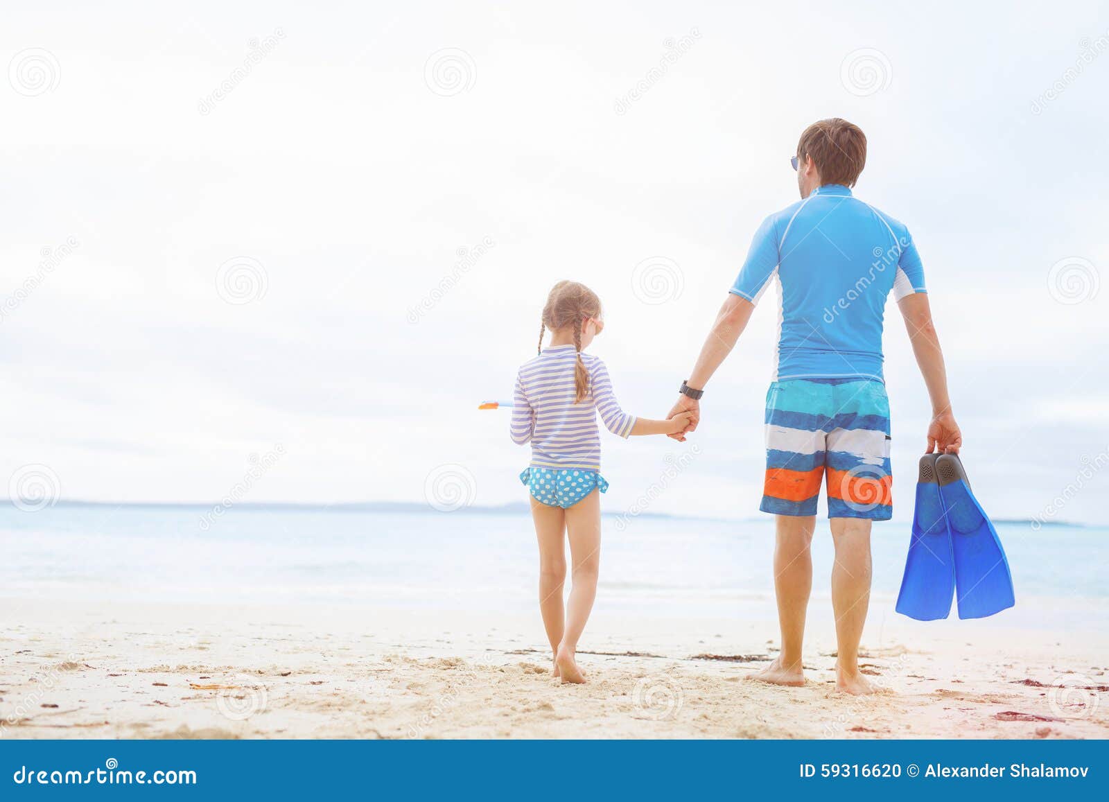 Sätta på land dotterfadern. Avla och hans förtjusande lilla dotter på stranden