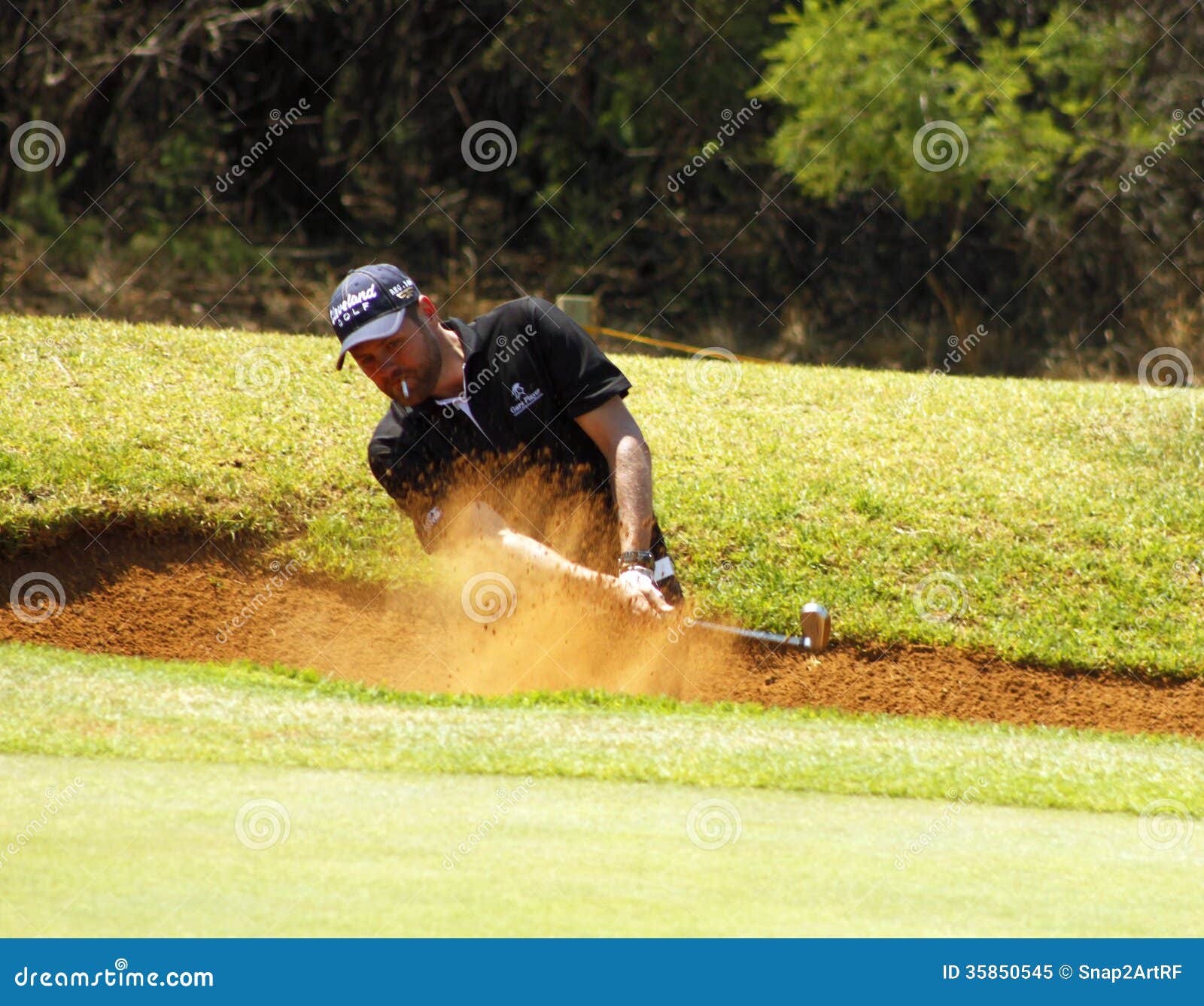 SÅNGARELÅTSKRIVARE FÖR MCFADDEN BRIAN. MCFADDEN BRIAN - NOVEMBER 17: SångareSongwriter Celebrity Guest spelare på Gary Player Charity Invitational Golf turnering November 17, 2013, Sun City, Sydafrika. Brian som röker ut ur bunker.