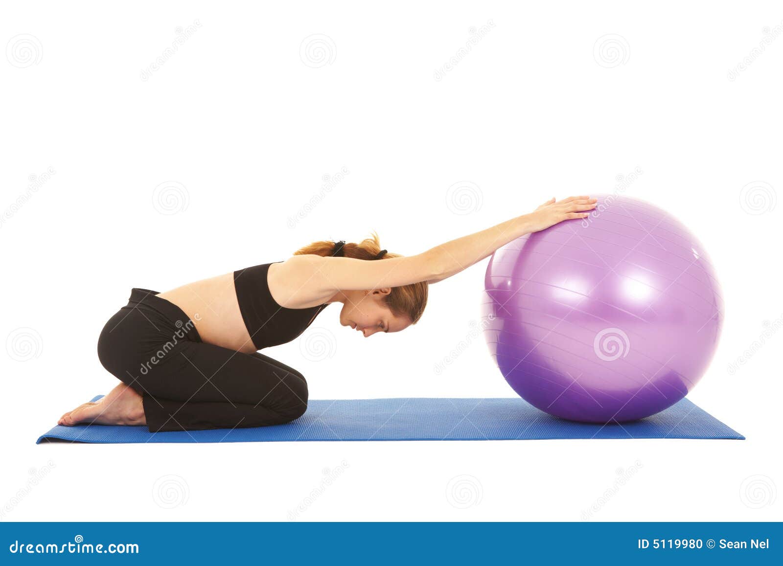 Série d'exercice de Pilates. Jeune instructeur convenable de pilates de brunette affichant différents exercices sur un fond blanc avec le matériel fondamental de pilates comprenant une bille et un couvre-tapis de yoga. Fond blanc, non d'isolement