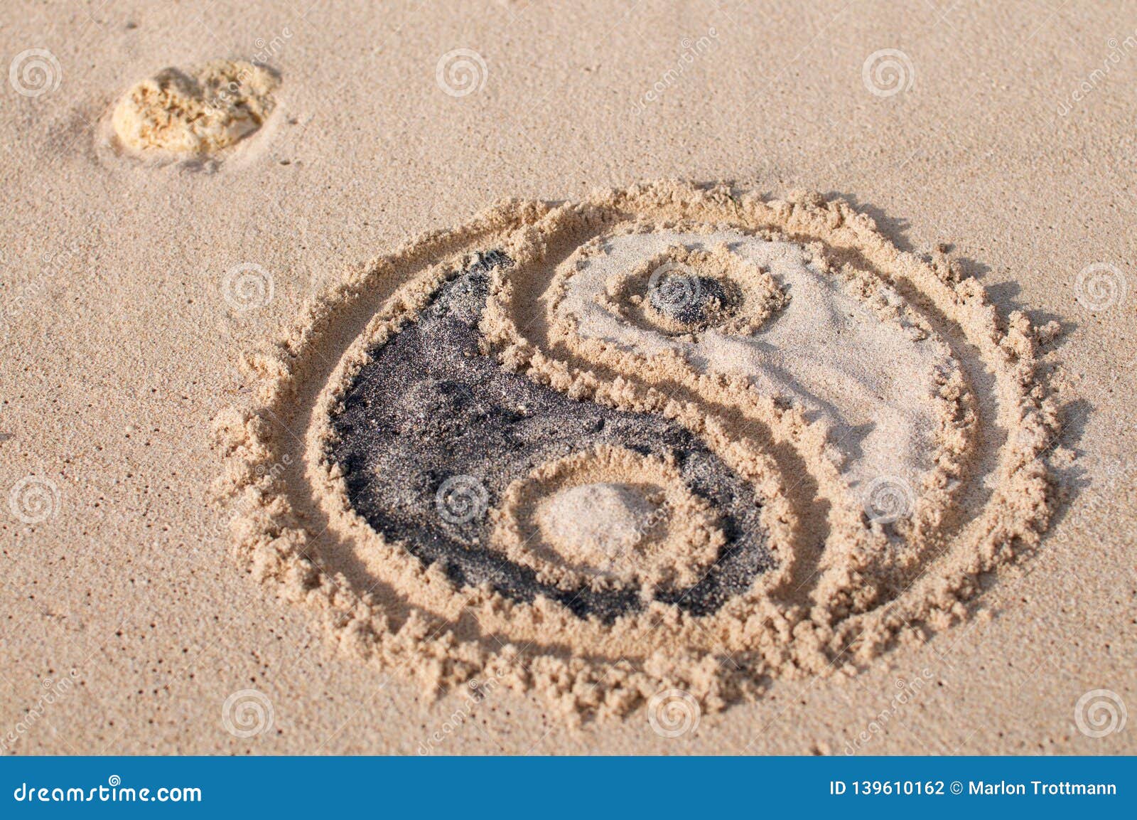 Símbolo De Ying Yang Dibujado En La Playa Foto de archivo - Imagen de