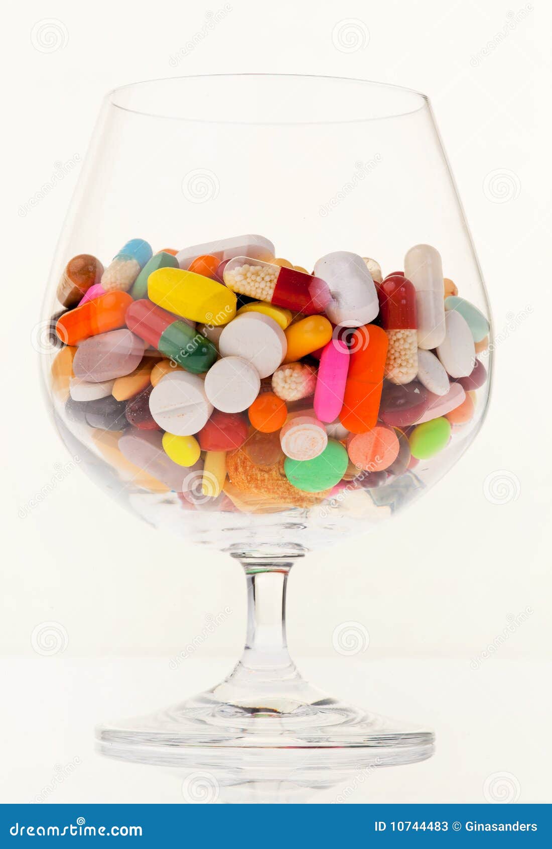 Símbolo para la toxicomanía de las tablillas y. Foto representativa de píldoras y de la toxicomanía