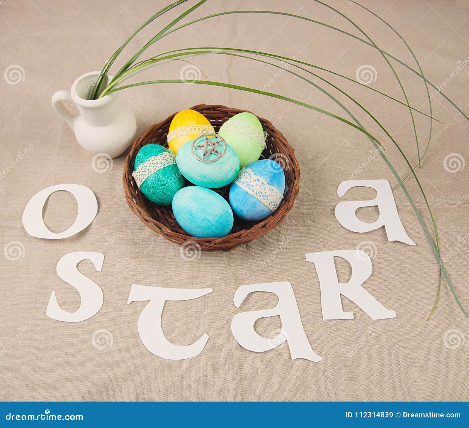 Símbolos da celebração de Ostara, ovos coloridos, coelhos
