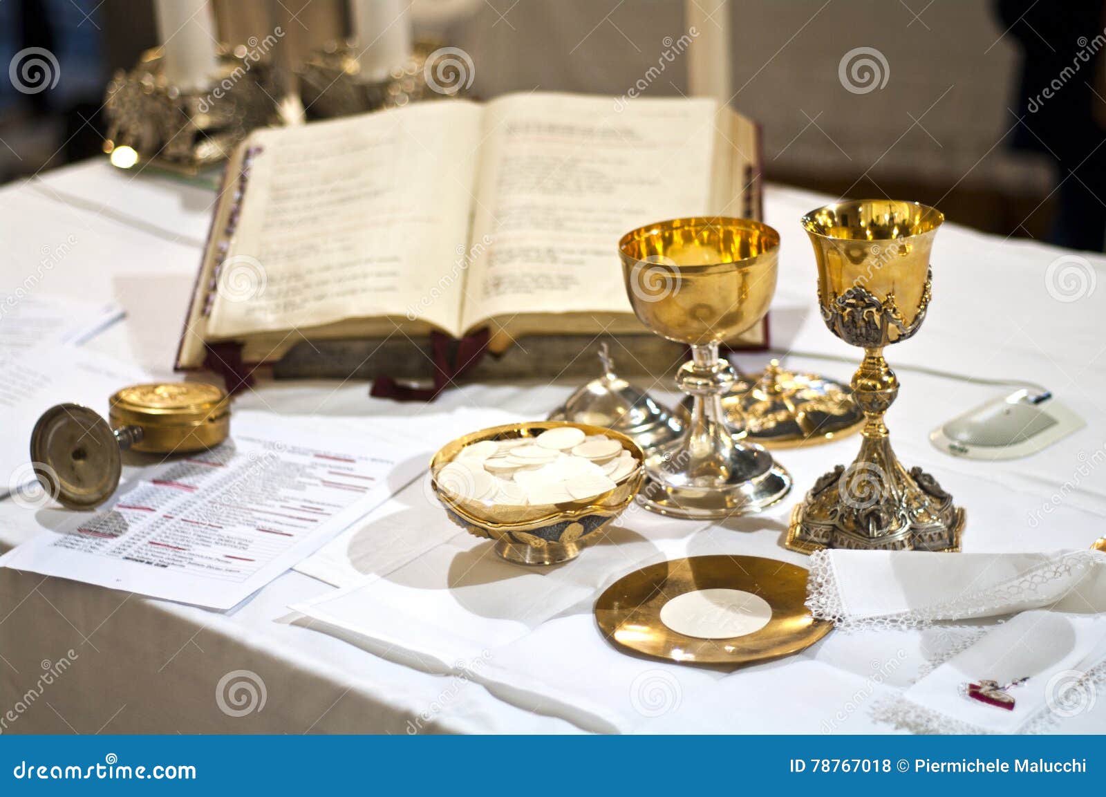 Símbolos De La Religión Pan Y Vino Foto de archivo Imagen de cielo
