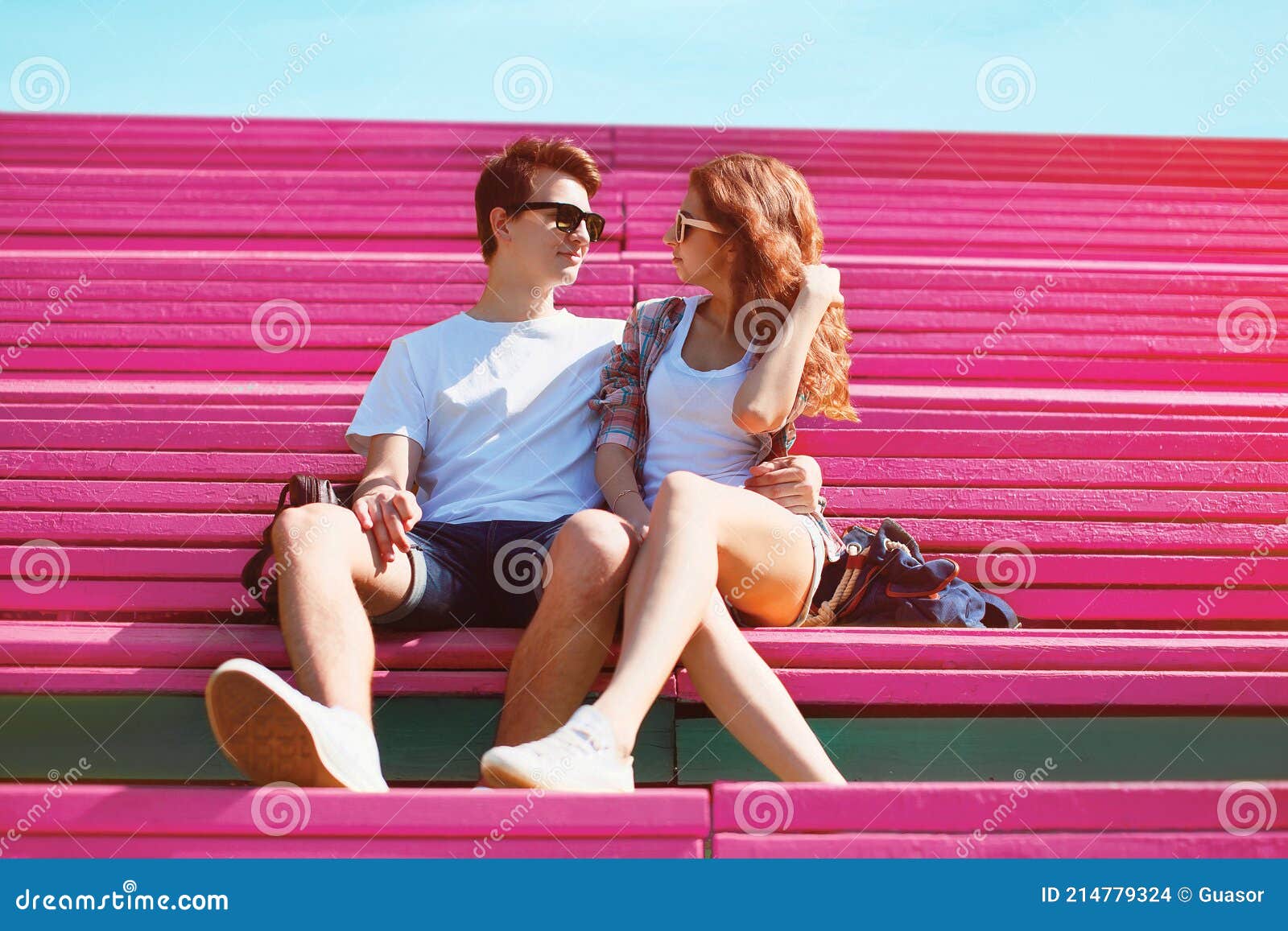 Süße Junge Liebevolle Paarjugendliche Die Sich Draußen Sitzen Auf Einer Rosa Bank Stadtpark