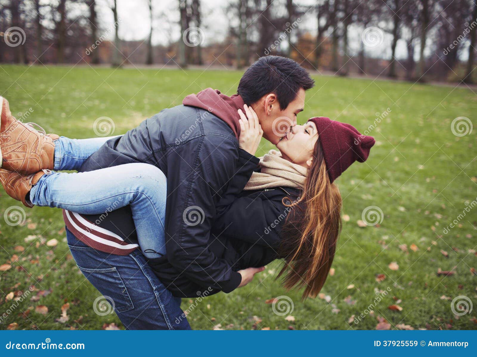 Süße Junge Paare Die Einen Kuss Während Auf Einem Datum Teilen Stockbild Bild Von Nave