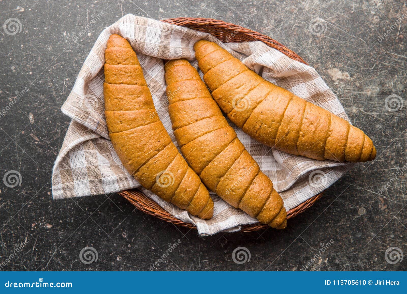 Słone chlebowe rolki Wholemeal croissants w koszu