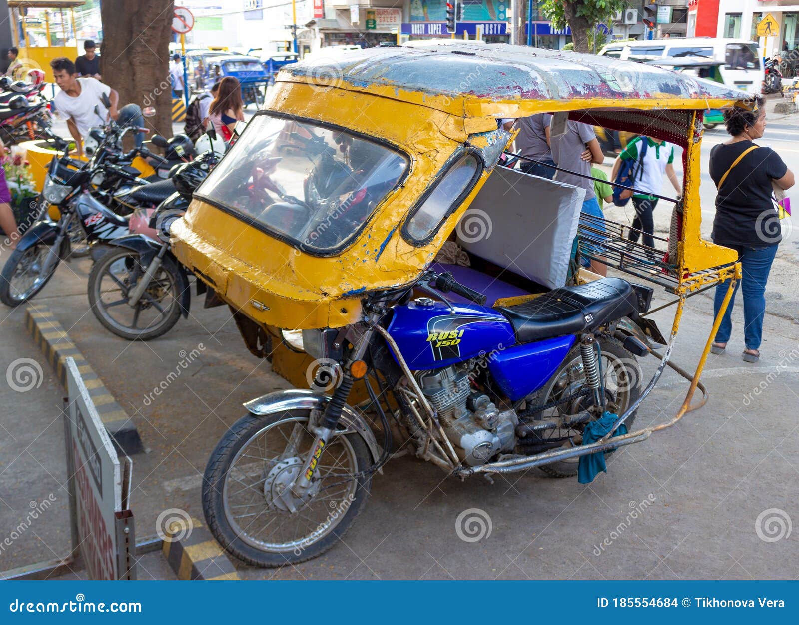 Transporte tailandês com triciclo, moto, táxi, mini ônibus