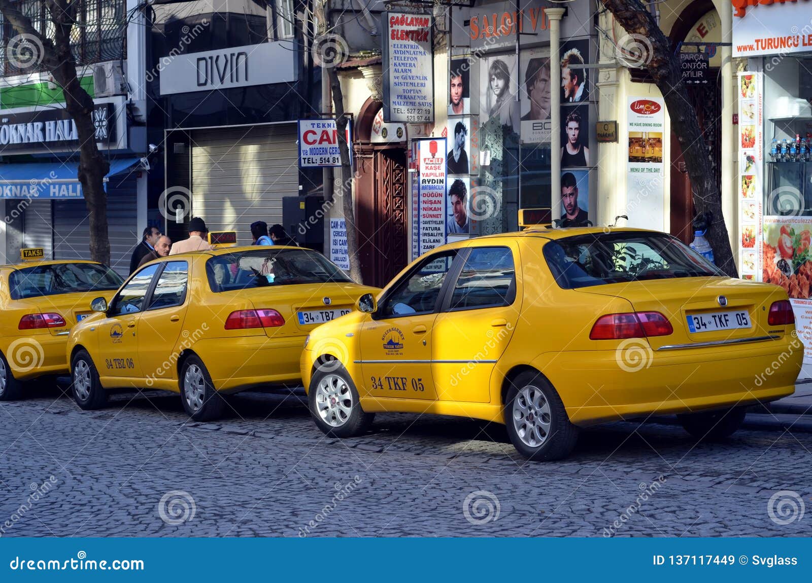 Istambul, Turquia - 02 De Novembro De 2014: Carros De Turismo No