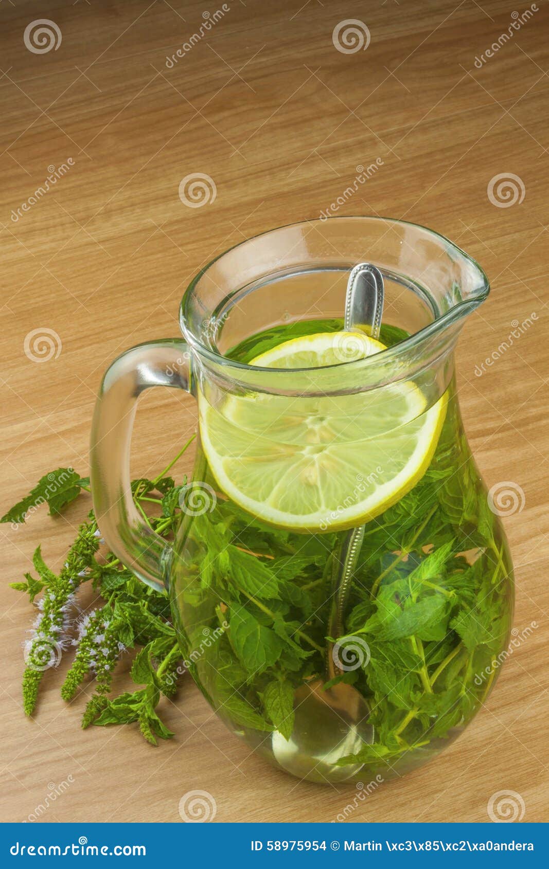 Чай с мятой и лимоном спектакль. Освежающий мятный чай. Мята чай. Домашний чай с мятой. Мятный чай с лимоном.