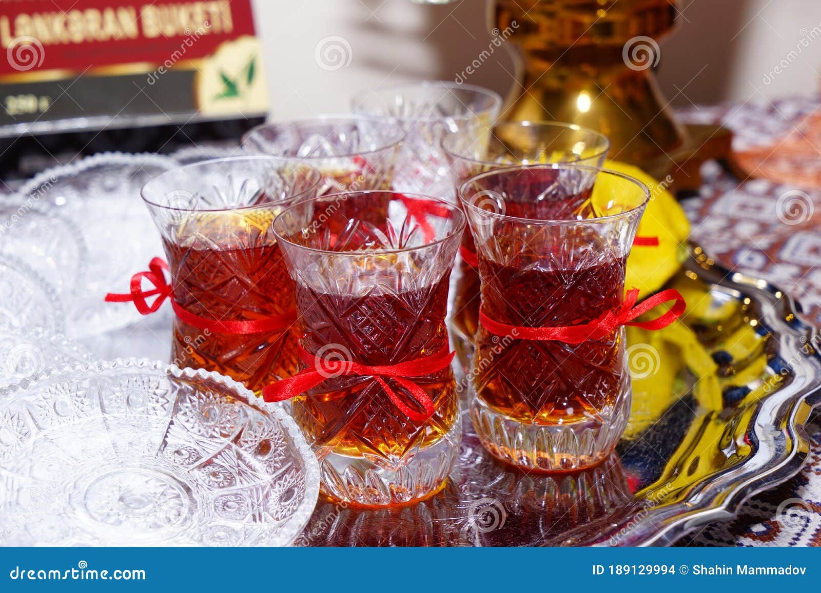 Tè Turco O Azerbaigian Con Bicchieri Di Pera Armudu Su Un Panno Da Tavola  Tradizionale Tè Nero Caldo Orientale Per Il Ramadan Fotografia Stock -  Immagine di coltura, rottura: 189129994