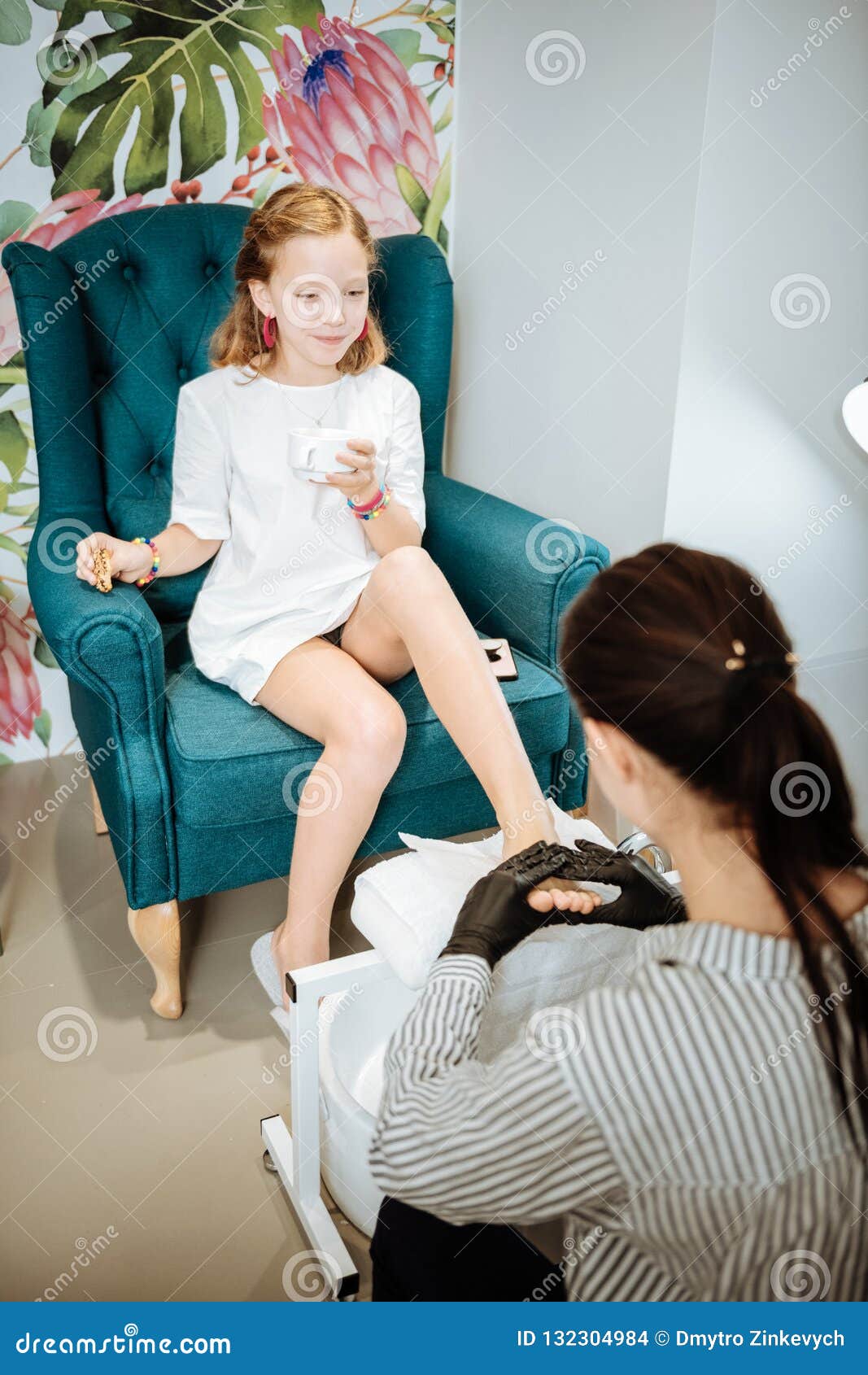 Tiempo de pedicura. elegante madre e hija de pelo rubio sentadas