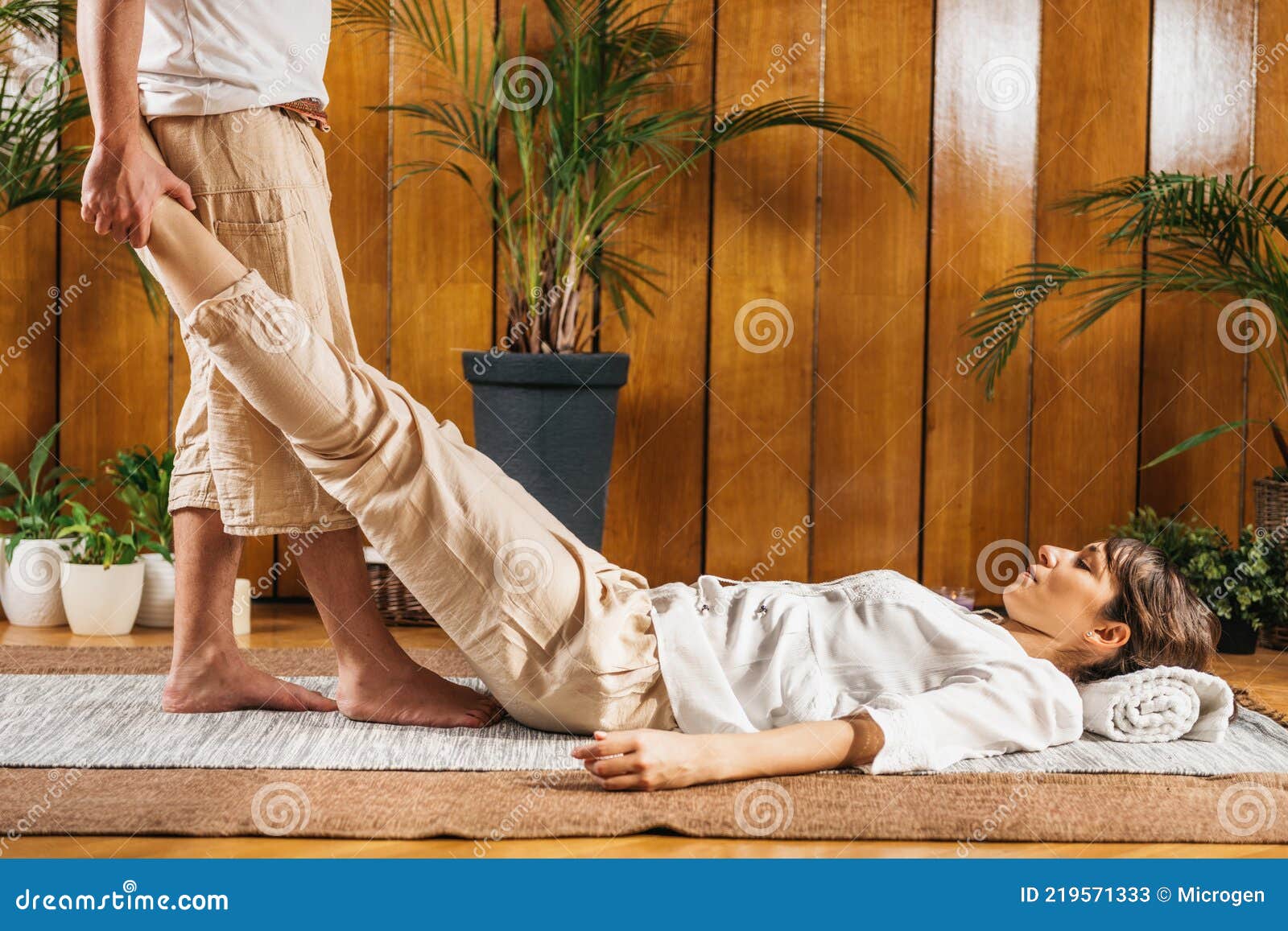 Técnica Tradicional De Relaxamento Passivo Por Estiramento Do Yoga Thai  Imagem de Stock - Imagem de paciente, tailândia: 219571333