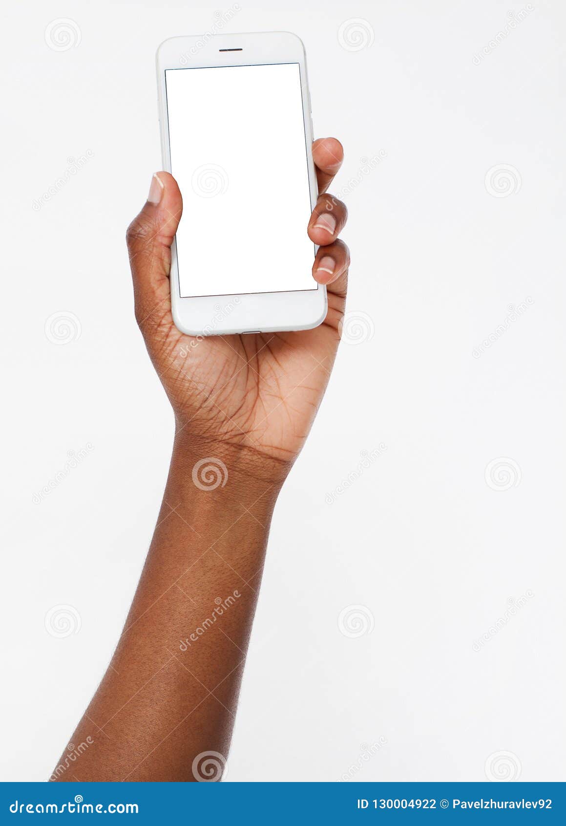 Image Du Bras De La Femme Tenant Un Téléphone Avec Un écran Vide