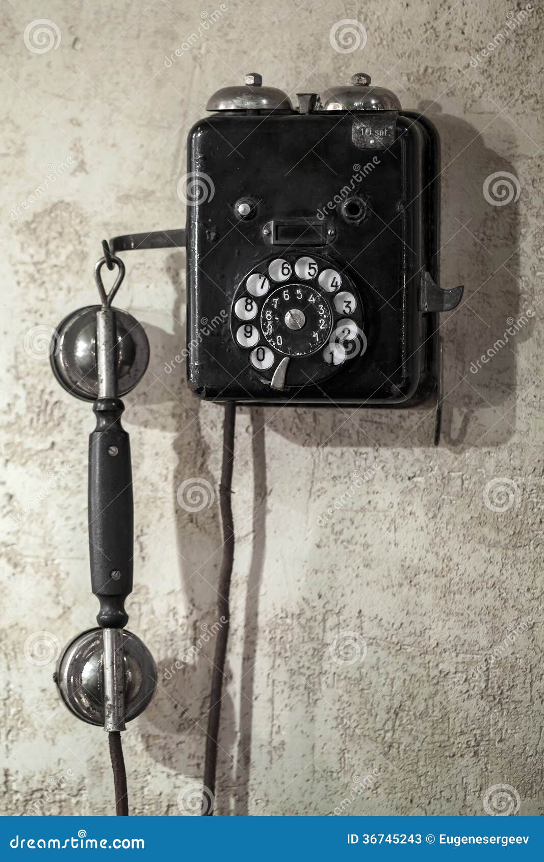 Téléphone De Noir De Vintage Sur Le Vieux Mur Gris Image stock