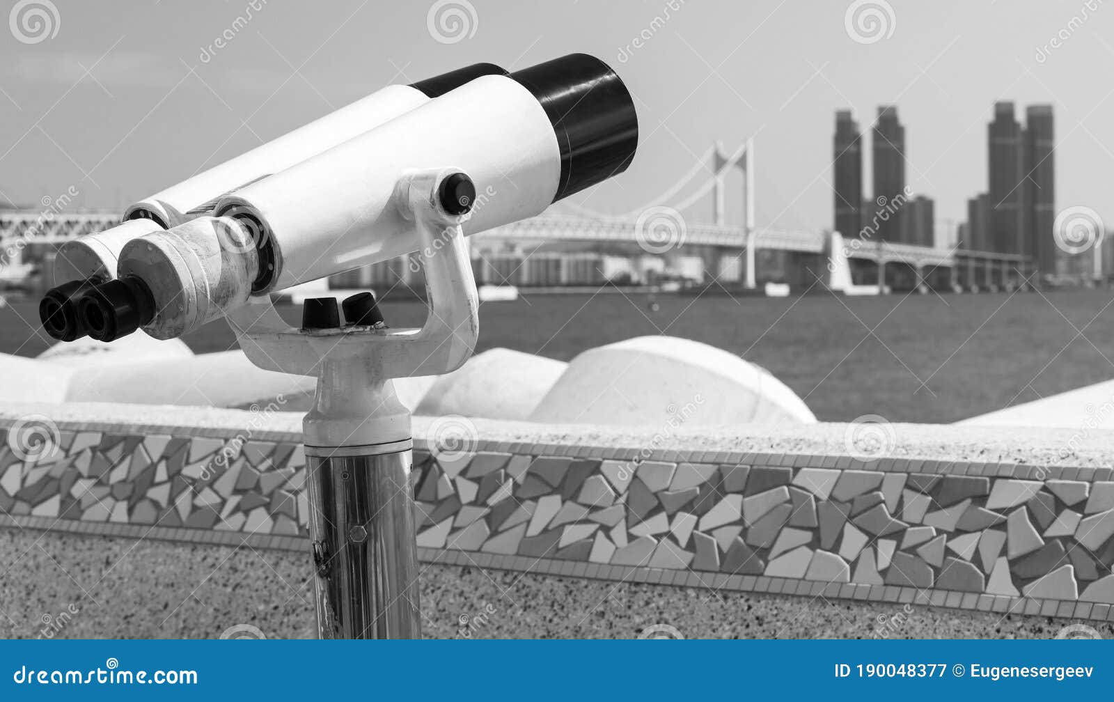 Télescope Binoculaire Sur Une Base Tournante Image stock - Image du jour,  scénique: 190048377