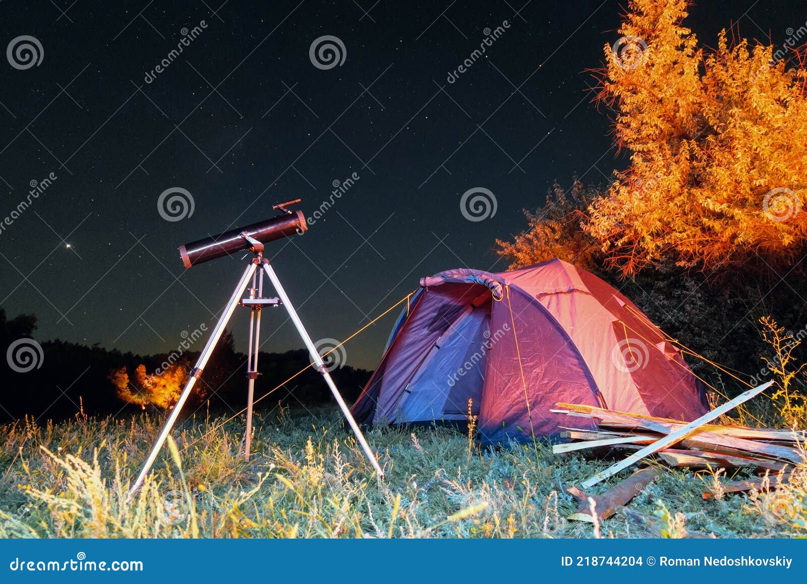 Télescope Réflecteur Sur Un Trépied Tente De Camping Touristique La Nuit  Sous Ciel étoilé Photo stock - Image du constellation, astronomique:  218744204