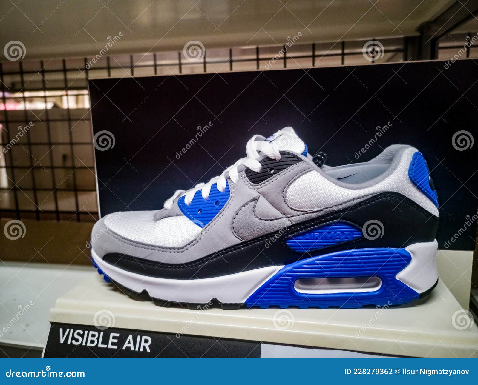 Alvast Fervent Voorspeller Tênis Azul Nike Air Max Com Solas Moles Na Loja 0105 2021 Rússia Kazan  Khusain Yamasheva Avenue 97 Fotografia Editorial - Imagem de povos, ativo:  228279362