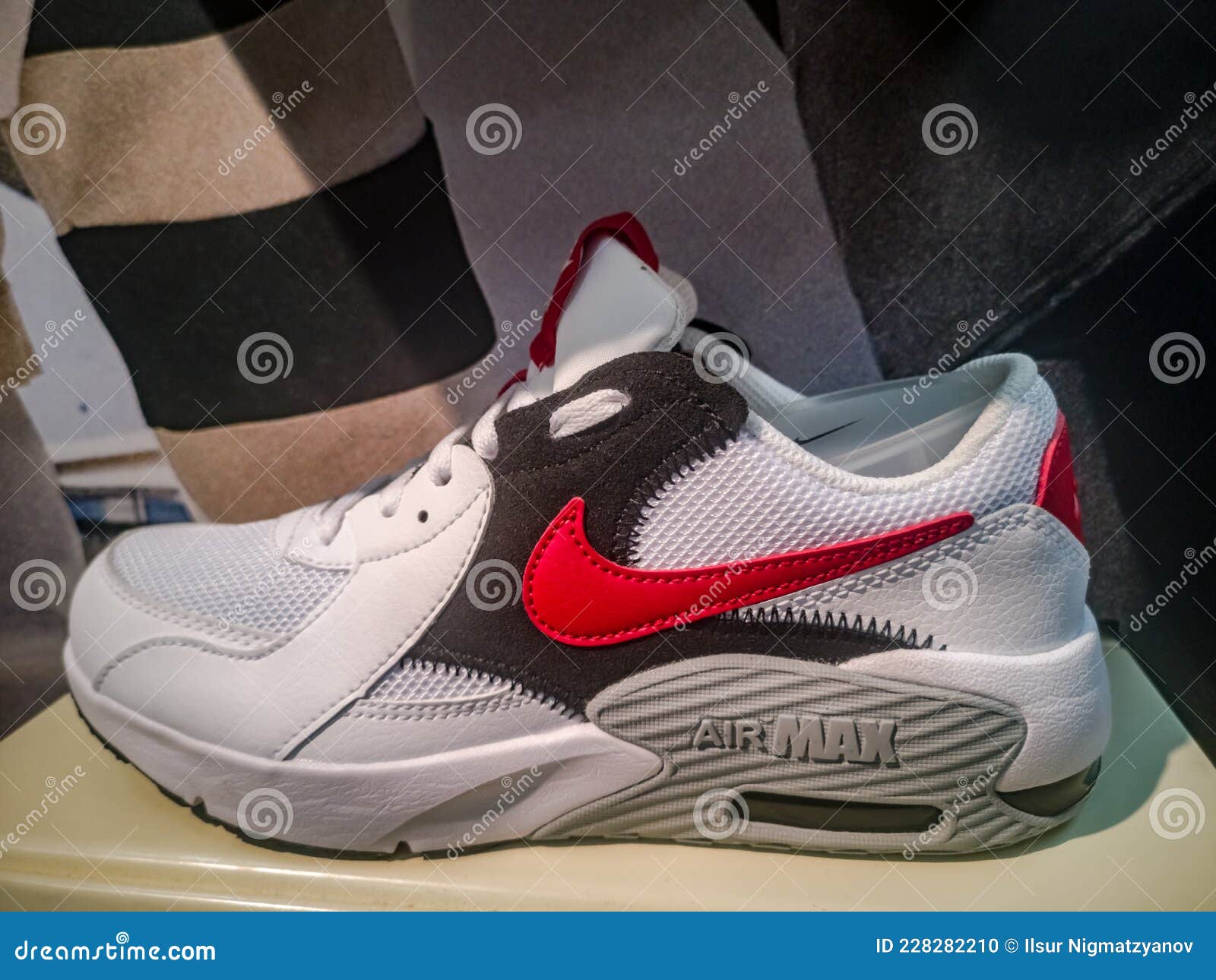 Novos Nike Max Com Linguado Mole Em Armazém 0105 2021 Rússia Kazan Khusain Yamasheva 97 Imagem Editorial - Imagem de vida, compra: 228282210