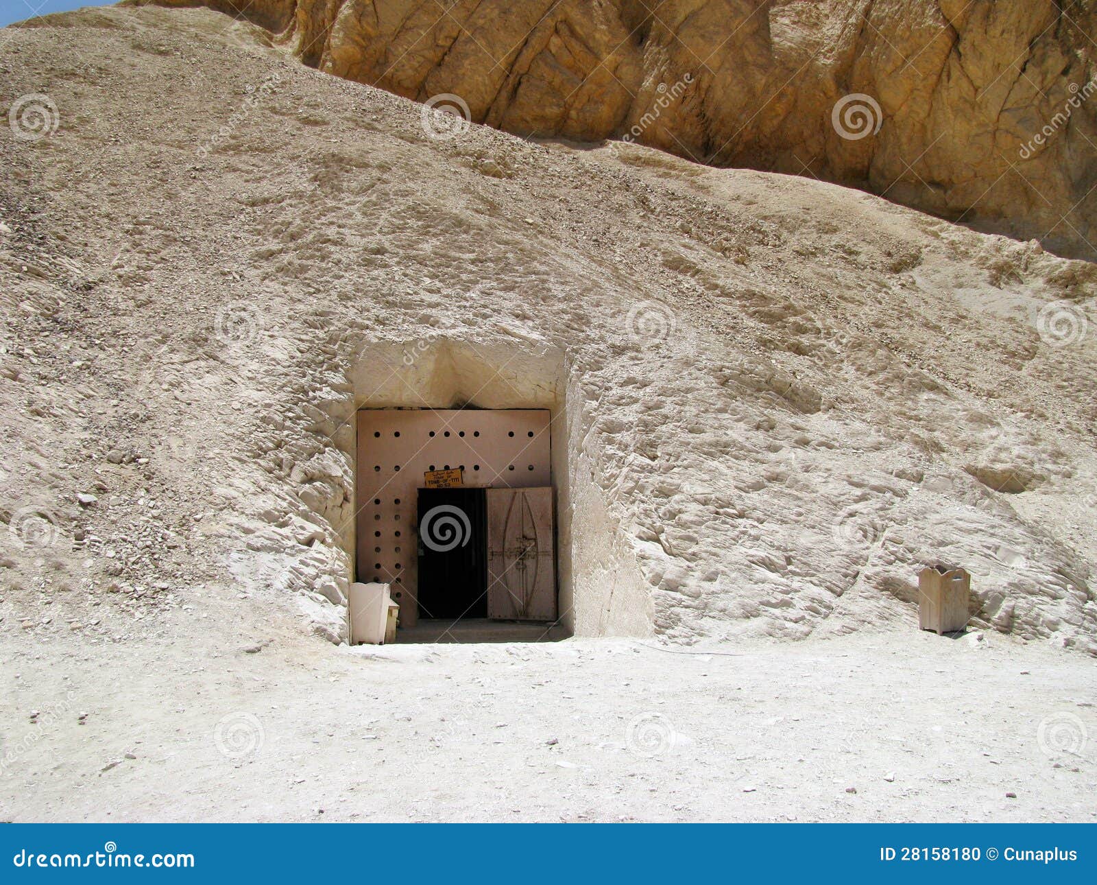 Túmulo no Vale dos Reis foto de stock. Imagem de turista - 28158180, image size:1600x1290