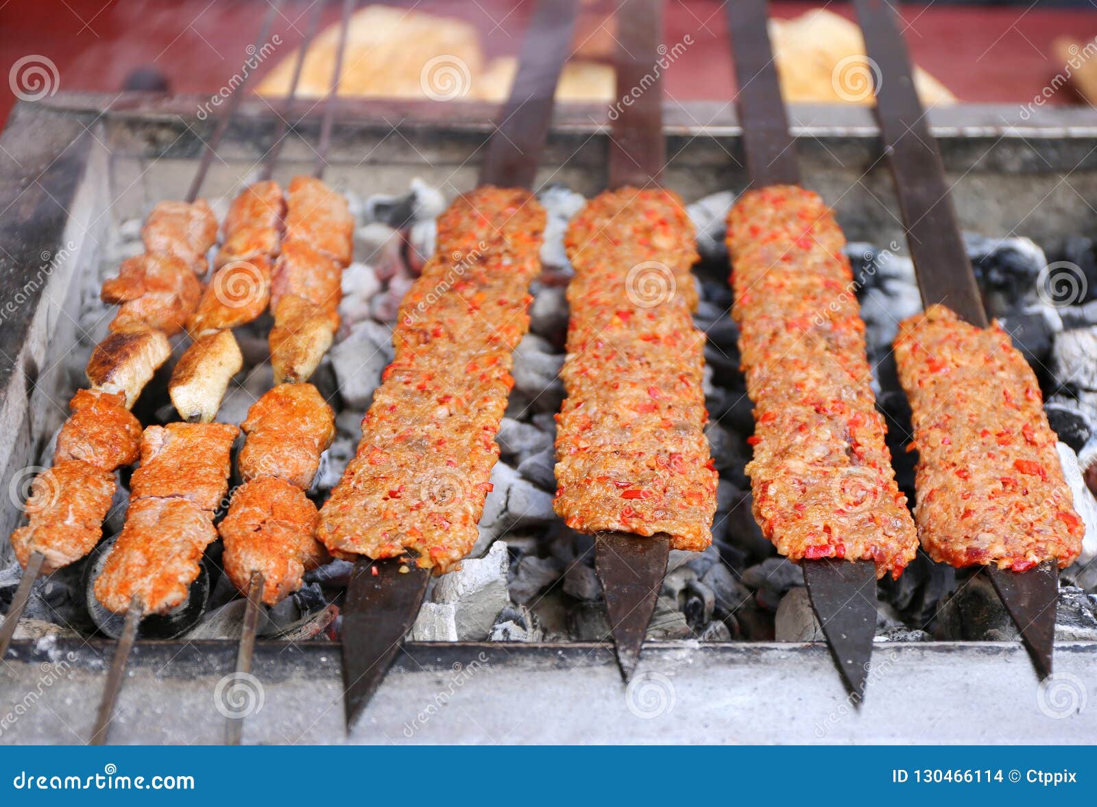 Türkische Kebabs Shish Und Adanas, Die Auf Holzkohlen-Grill Kochen ...