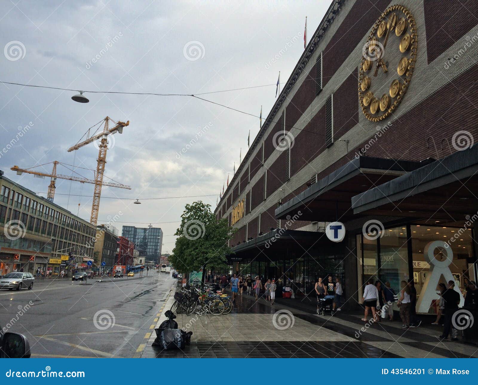 T-Hauptbahnhof von im Stadtzentrum gelegenem Stockholm. Ein berühmter Markstein in im Stadtzentrum gelegenem Stockholm, in dem das ganzes Einkaufen und das Gehen getan wird Das T-zentrale Bahnhofsgelände