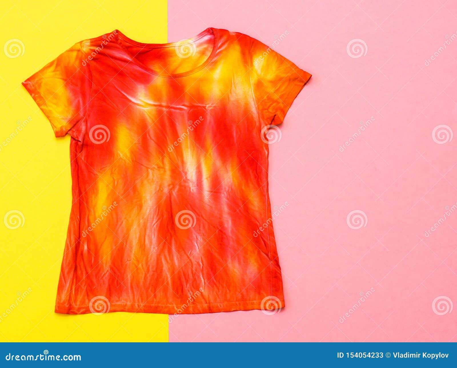 T shirt Decore Dans Le Style De Colorant De Lien Dans Des Couleurs Jaunes Et Rouges Sur Un Jaune Et Un Fond Rose Configuration Pl Image stock Image du abstrait culture 154054233