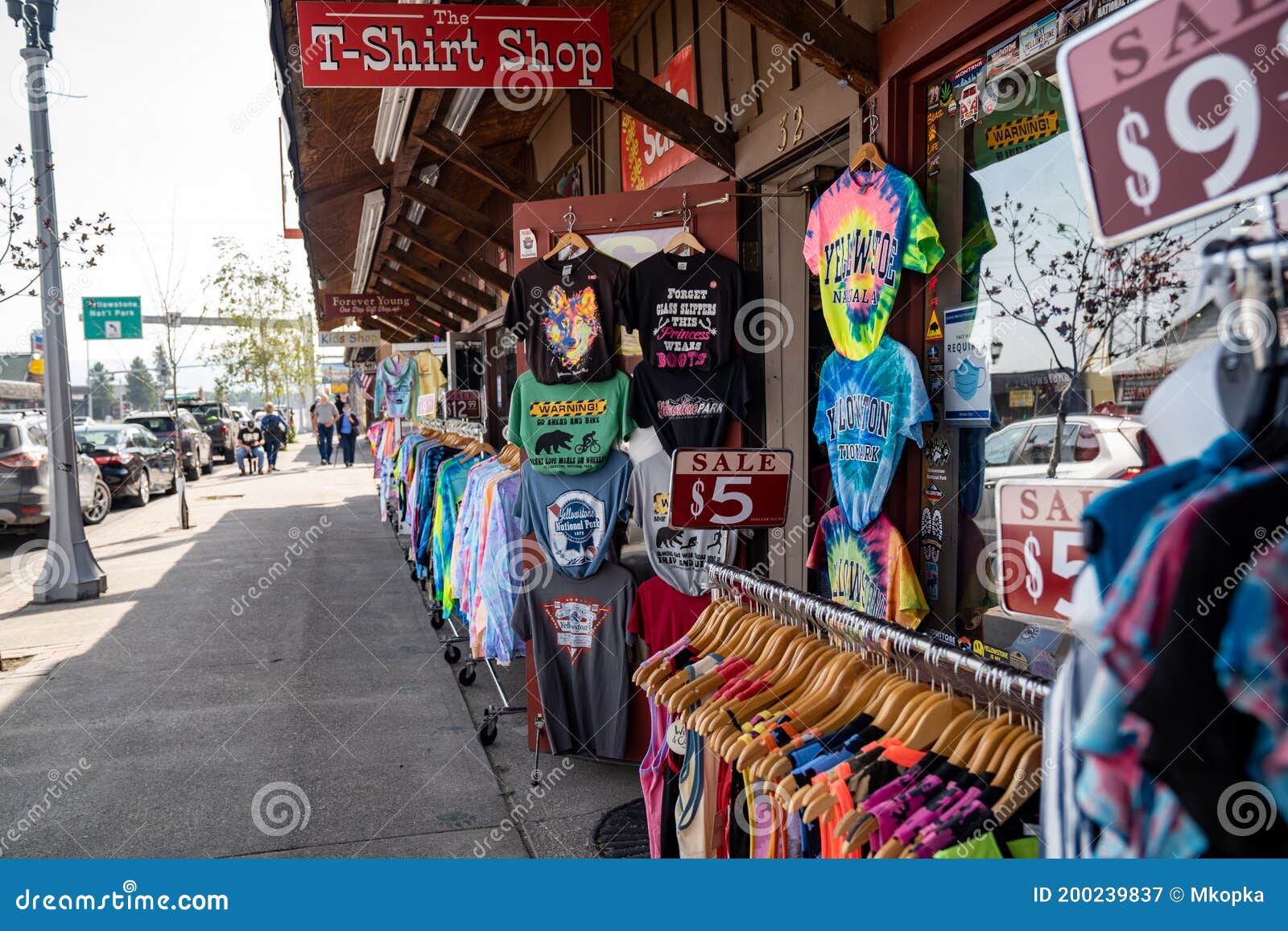 herinneringen Monumentaal capaciteit T-shirt Winkel Met Een Wandverkoop Die Goedkope Kleding Uit Yellowstone  Verkoopt Redactionele Fotografie - Image of nieuwigheid, troep: 200239837