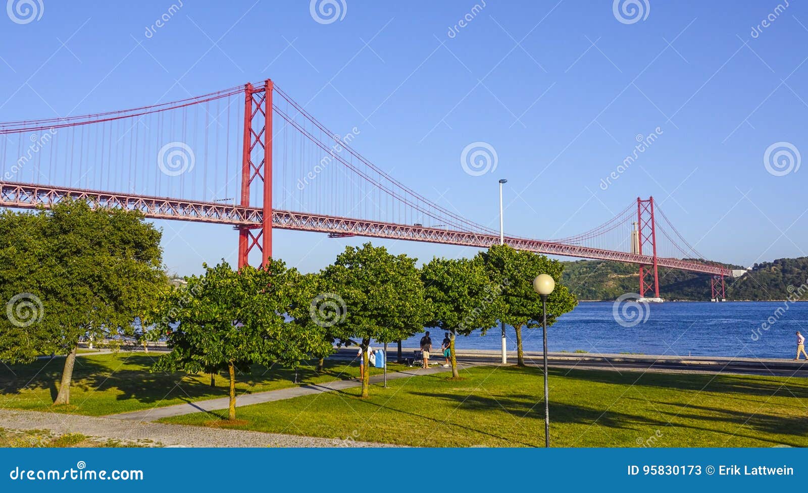 25ta April Famosa Sobre El Río Tajo En El Puente De Lisboa Aka Salazar Imagen Imagen de recorrido, augusta: 95830173