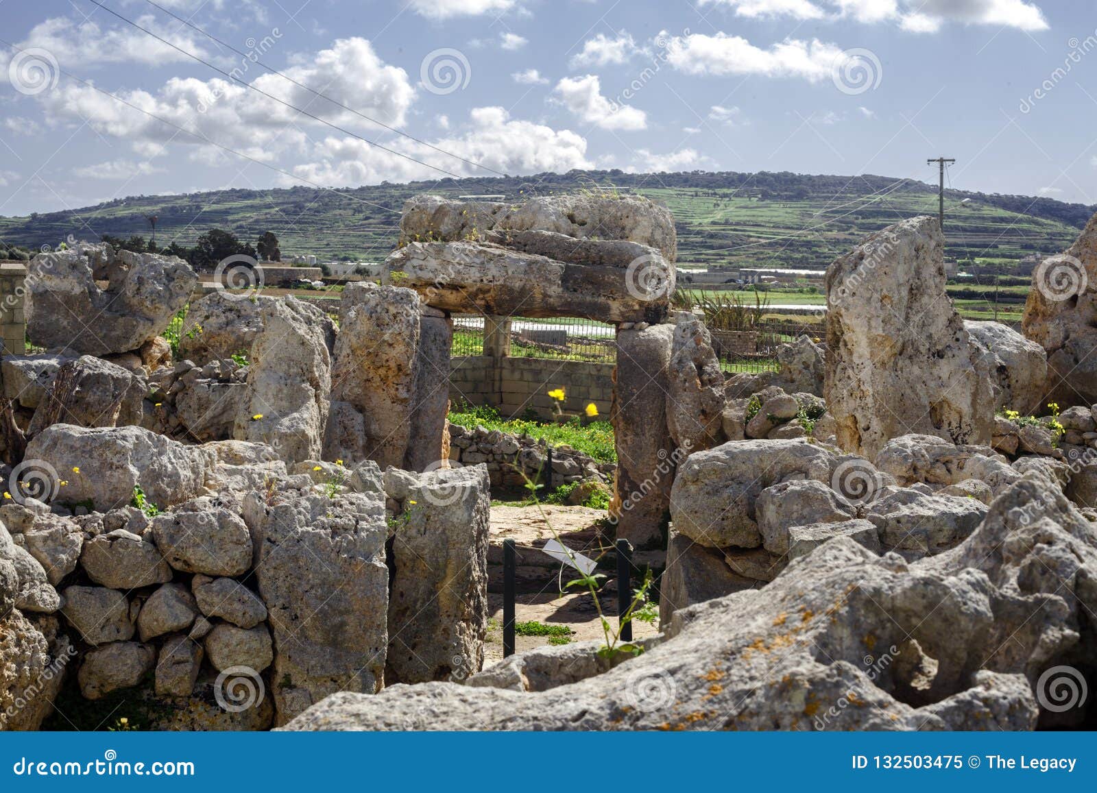 ta hagrat temple | main door megalithic estructure