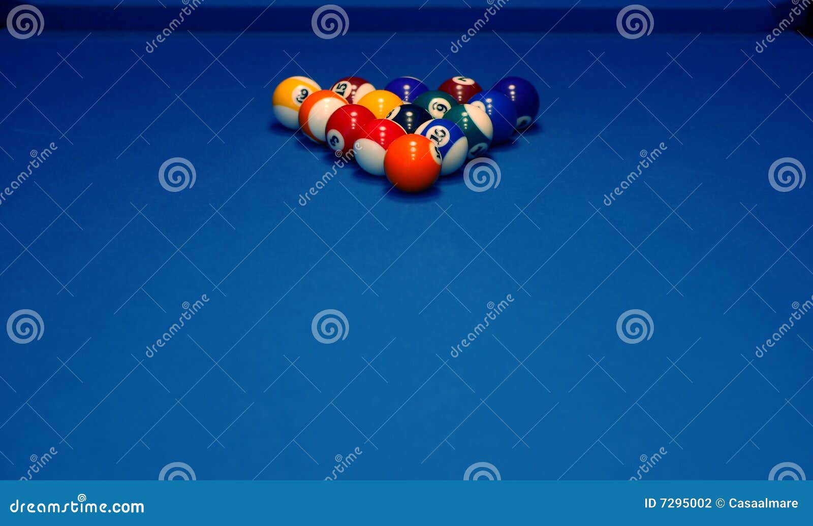 Homem segurando o braço na mesa de bilhar, jogando sinuca ou se preparando com o objetivo de atirar bolas de bilhar. jogo de esporte sinuca bilhar