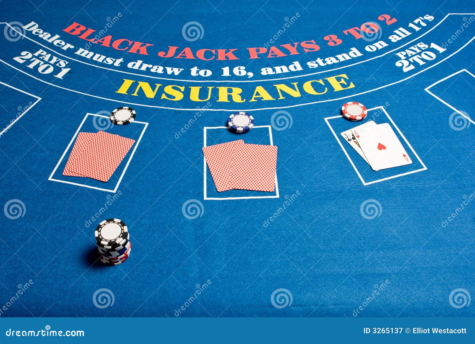 Tabela do Blackjack. Uma tabela regular do blackjack com cartões e microplaquetas