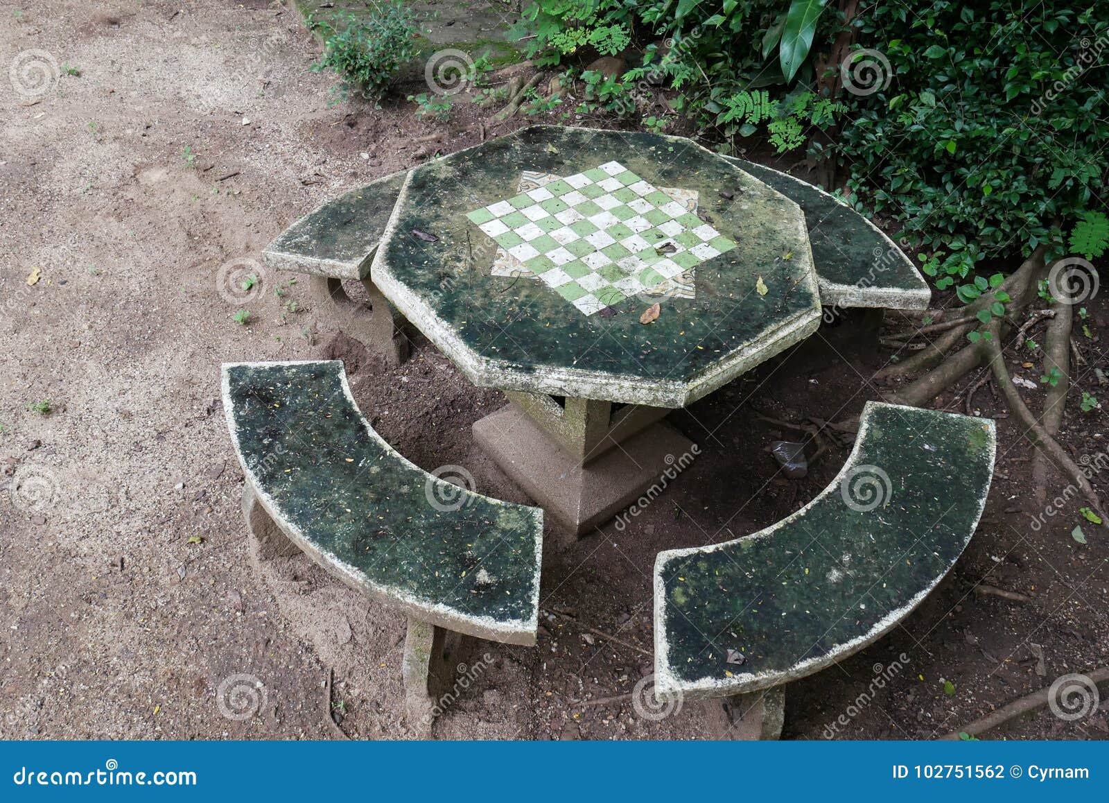 Vista De Cima De Um Tabuleiro De Xadrez Em Concreto Com Peças De Xadrez E  Uma Mão-de-mão a Mexer-se Foto de Stock - Imagem de preto, pense: 227494292