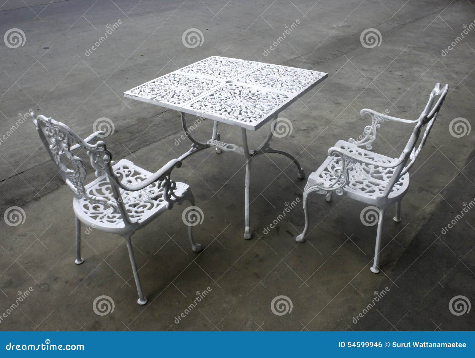 Tabela E Cadeiras Do Jardim Do Ferro Forjado Do Vintage Foto de Stock -  Imagem de lazer, férias: 54599946