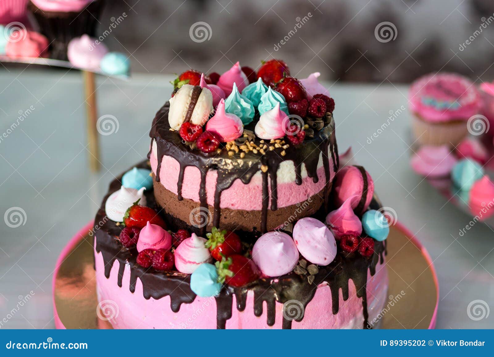 Bolo de aniversário infantil com pinceladas brilhantes de creme e chocolate  na mesa