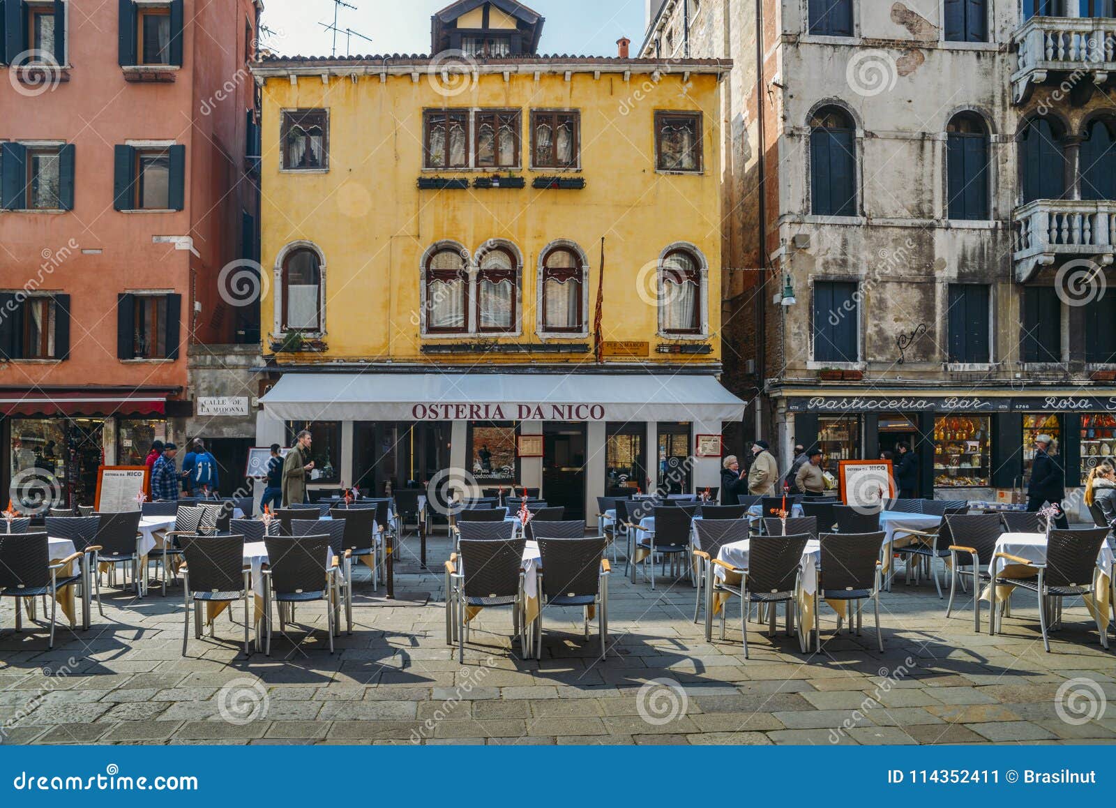 Tabelas vazias do restaurante no passeio em Veneza